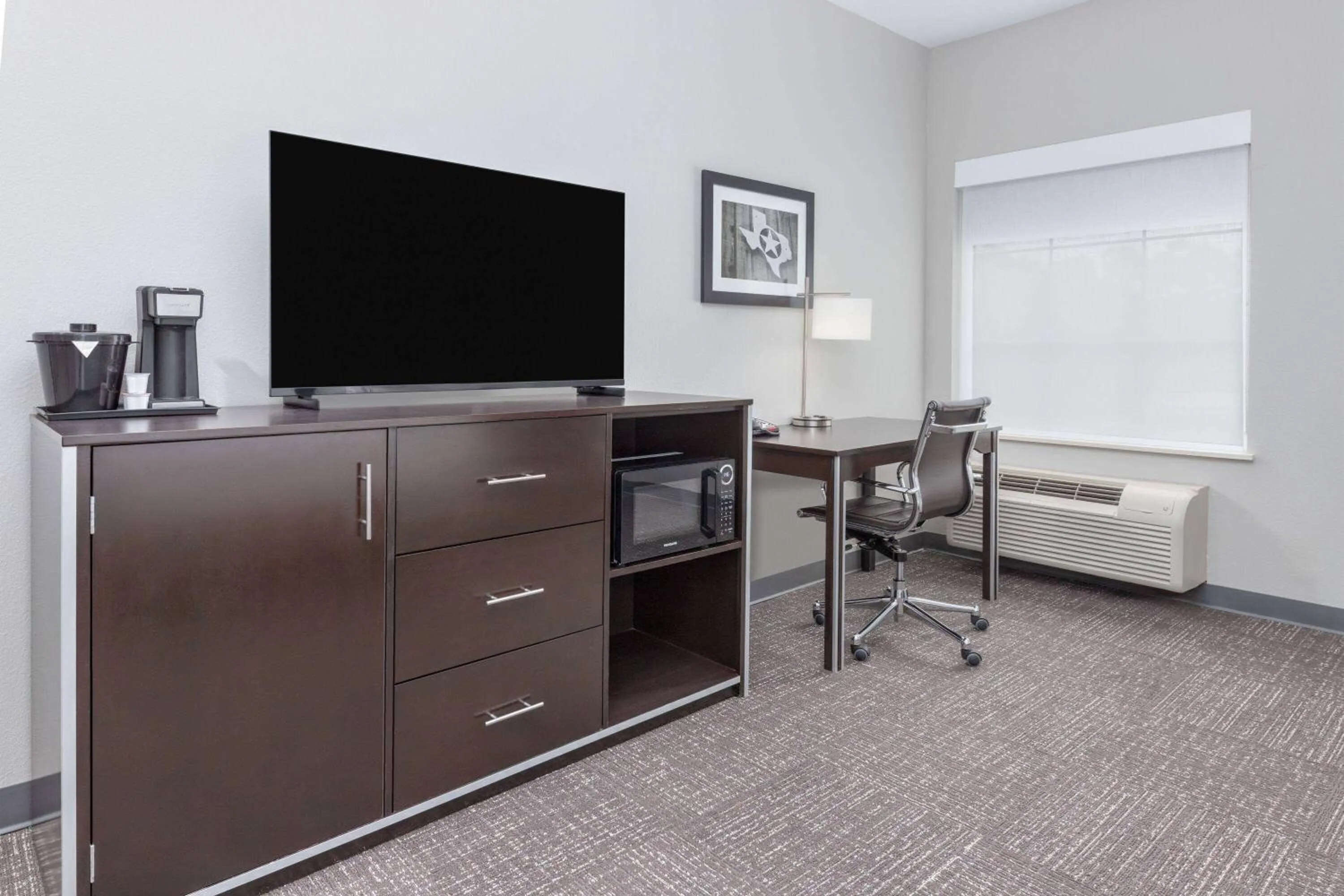 Photo of the whole room in La Quinta by Wyndham Tyler - University Area