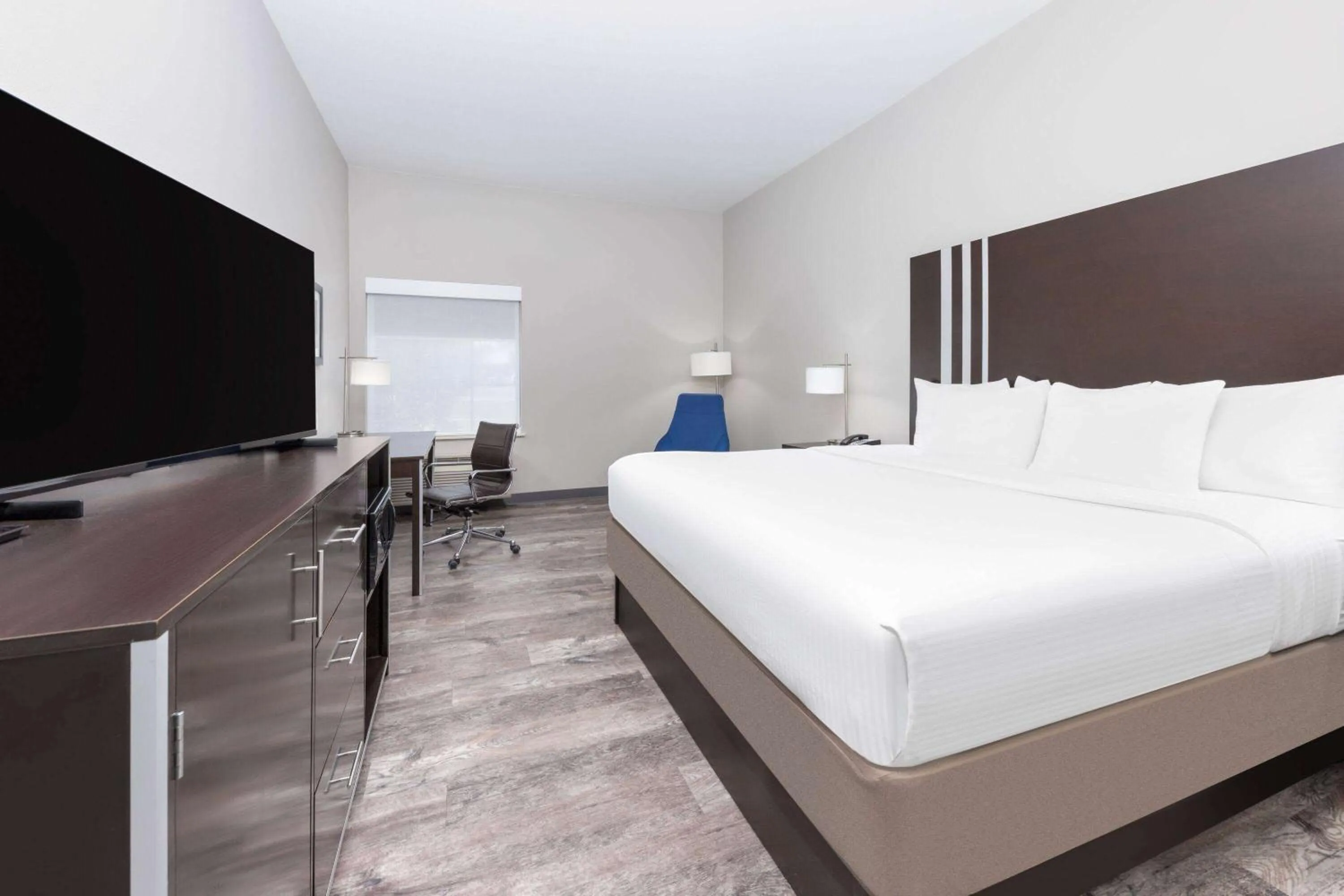 Photo of the whole room, Bed in La Quinta by Wyndham Tyler - University Area