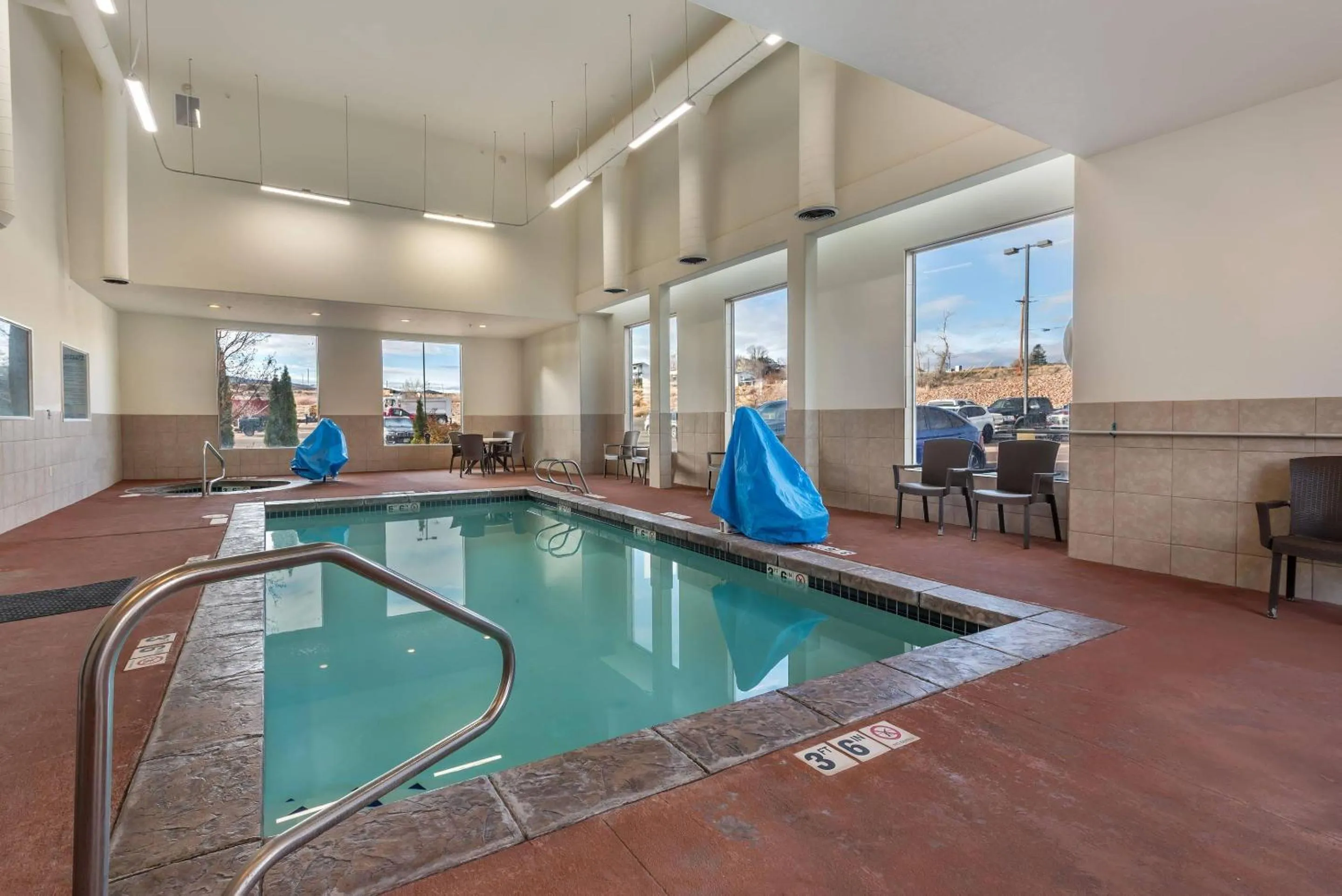 Swimming pool in Comfort Inn & Suites Vernal - National Monument Area