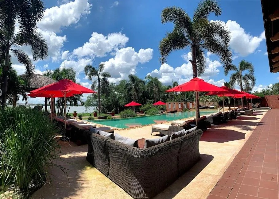 Property building in The Island Lodge