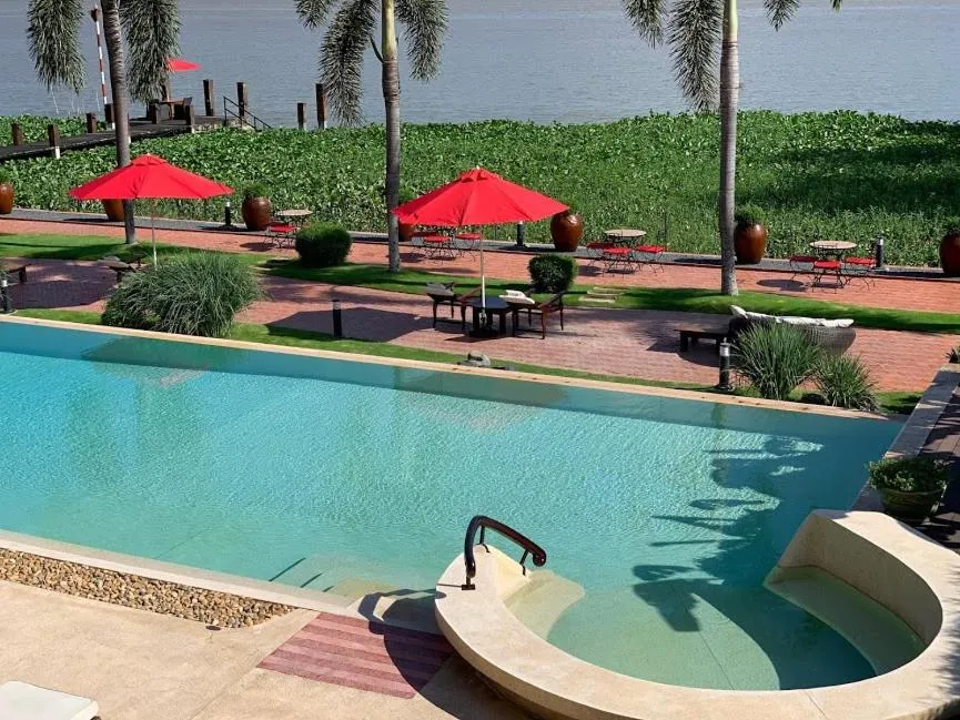 Property building in The Island Lodge