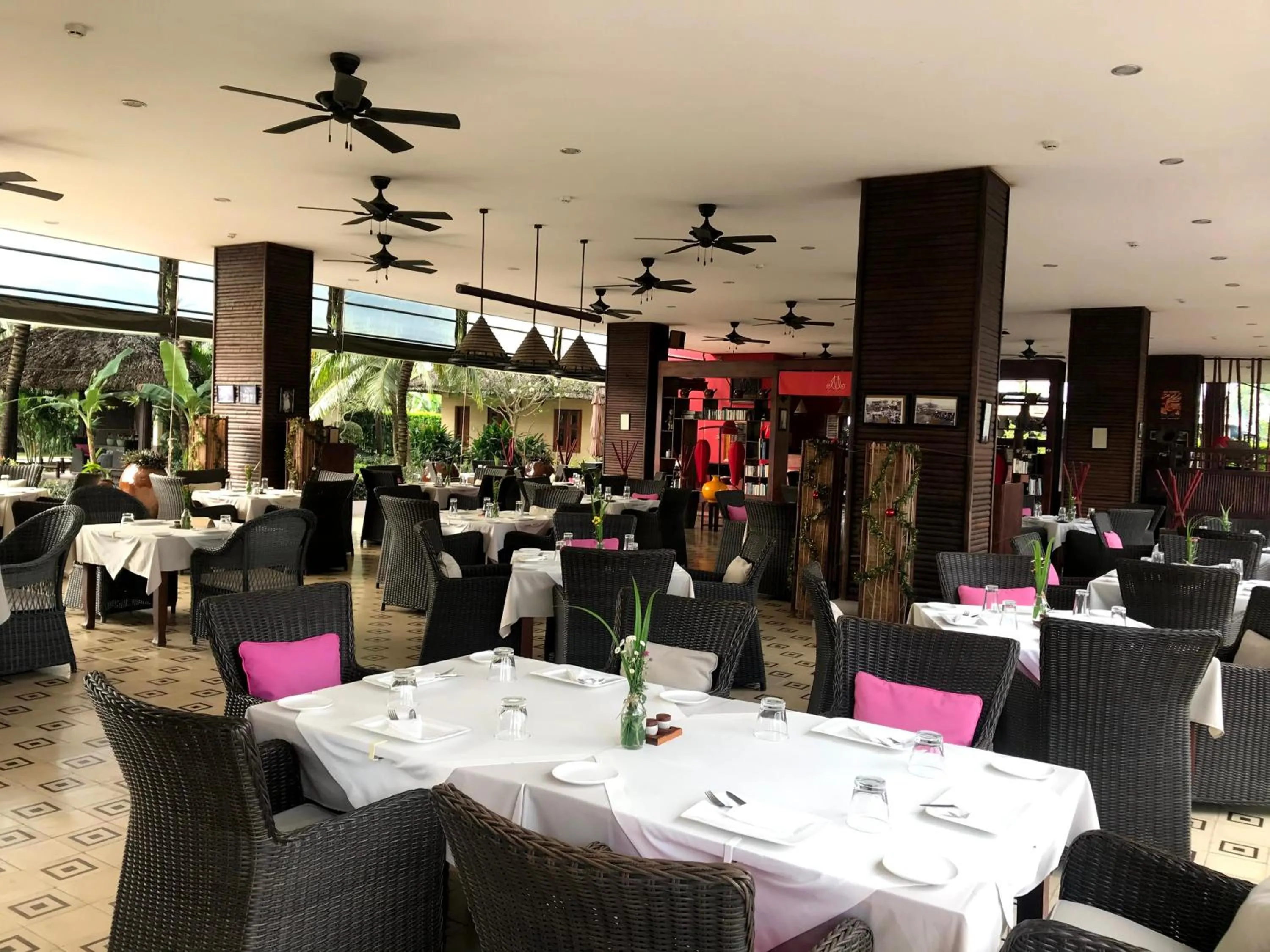 Restaurant/places to eat in The Island Lodge