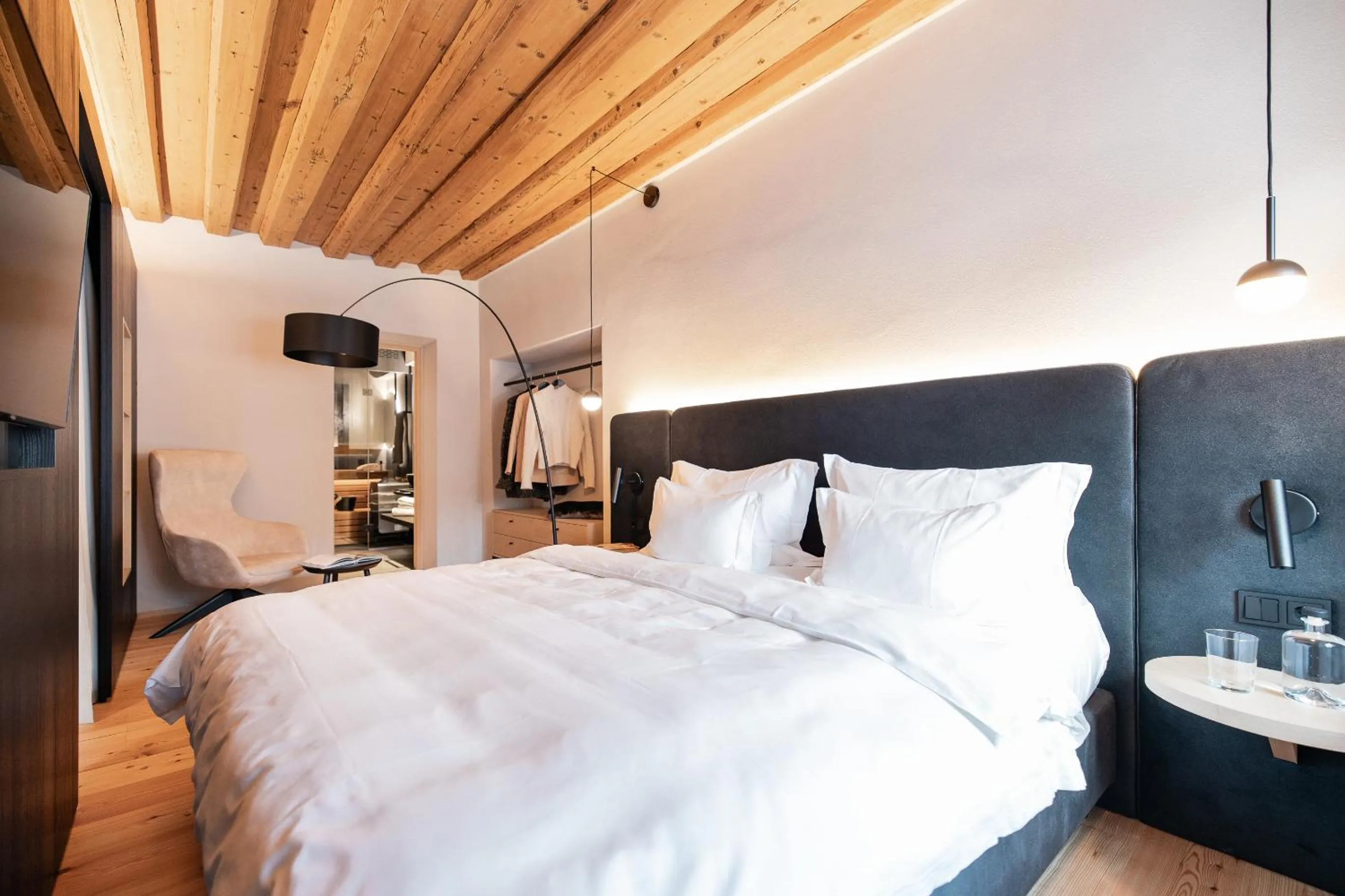 Bed in Schwarzer Adler - Concept Living