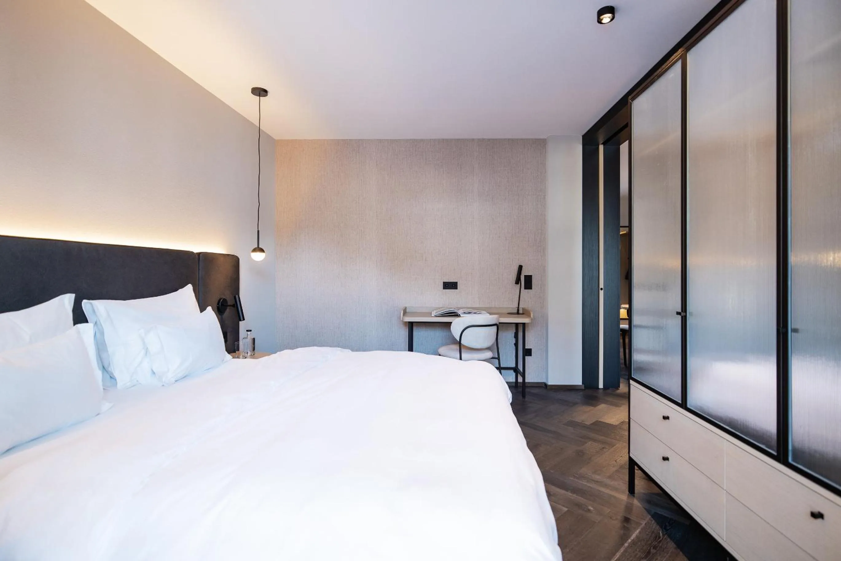 Bed in Schwarzer Adler - Concept Living