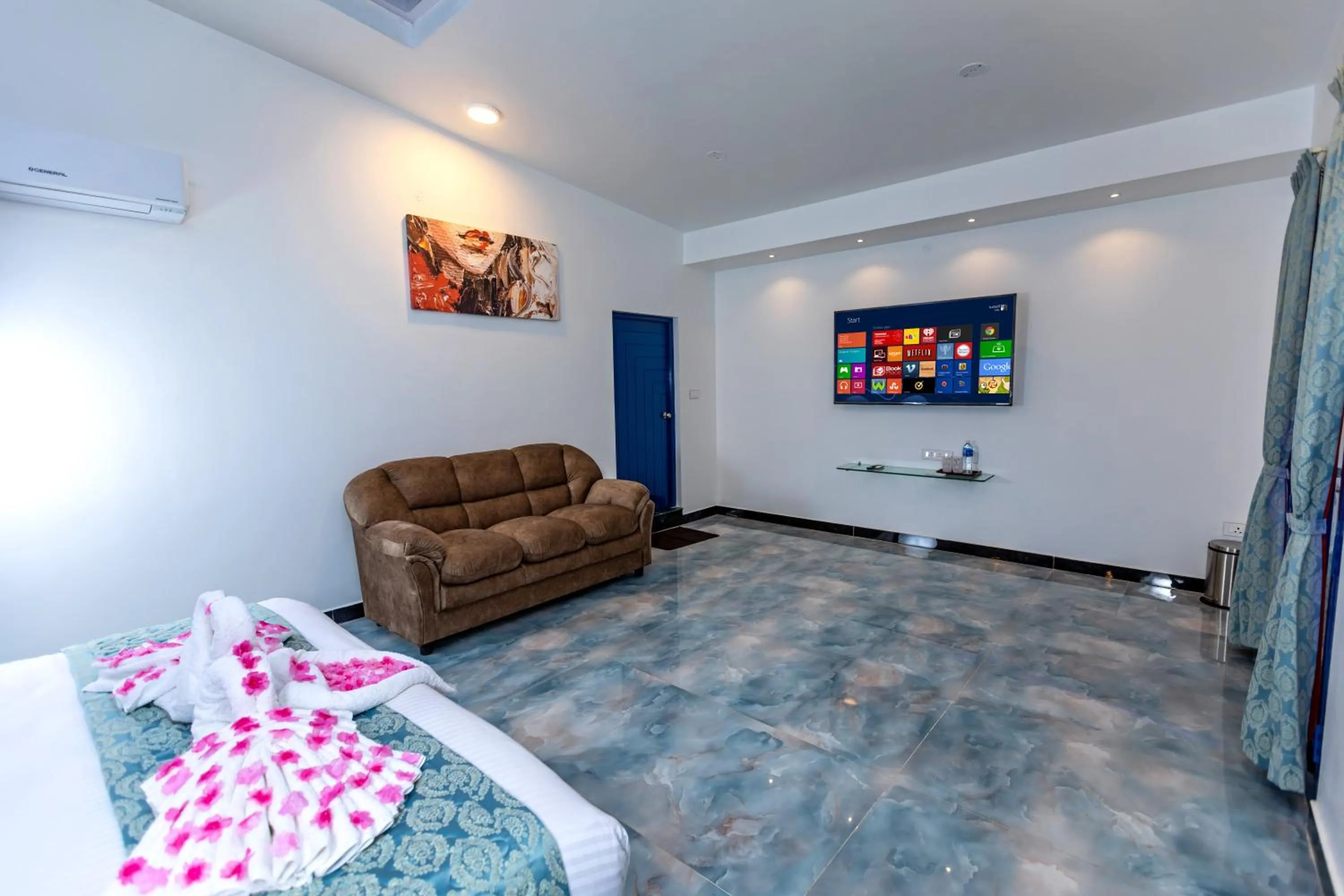 TV and multimedia, Bed in T Resort with Swimming Pool