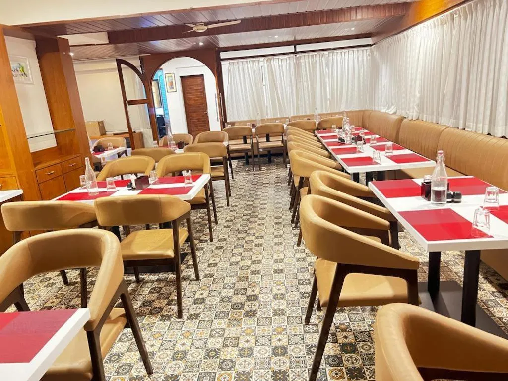 Restaurant/places to eat in Hotel Sapphire