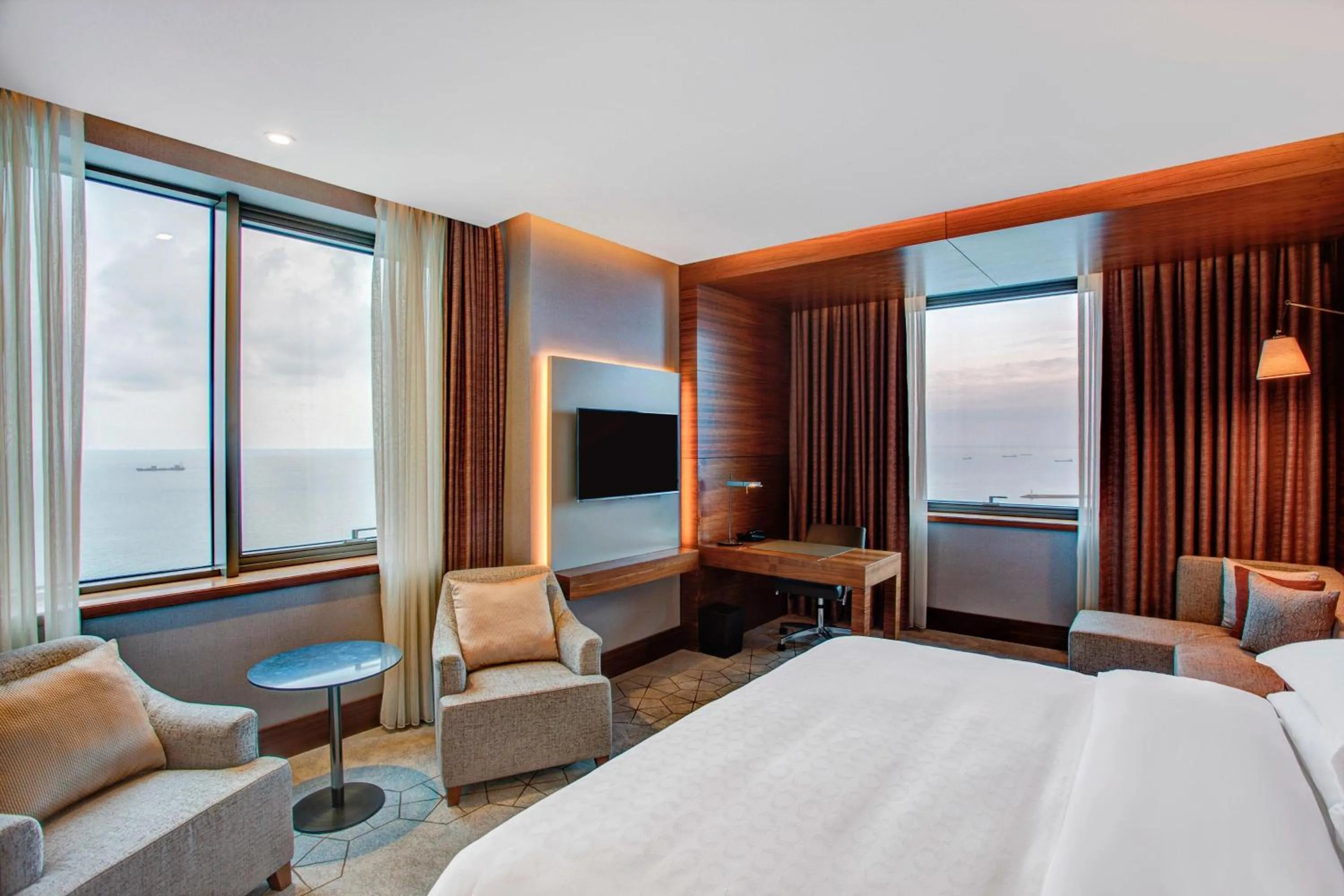 Photo of the whole room, Bed in Sheraton Grand Samsun Hotel