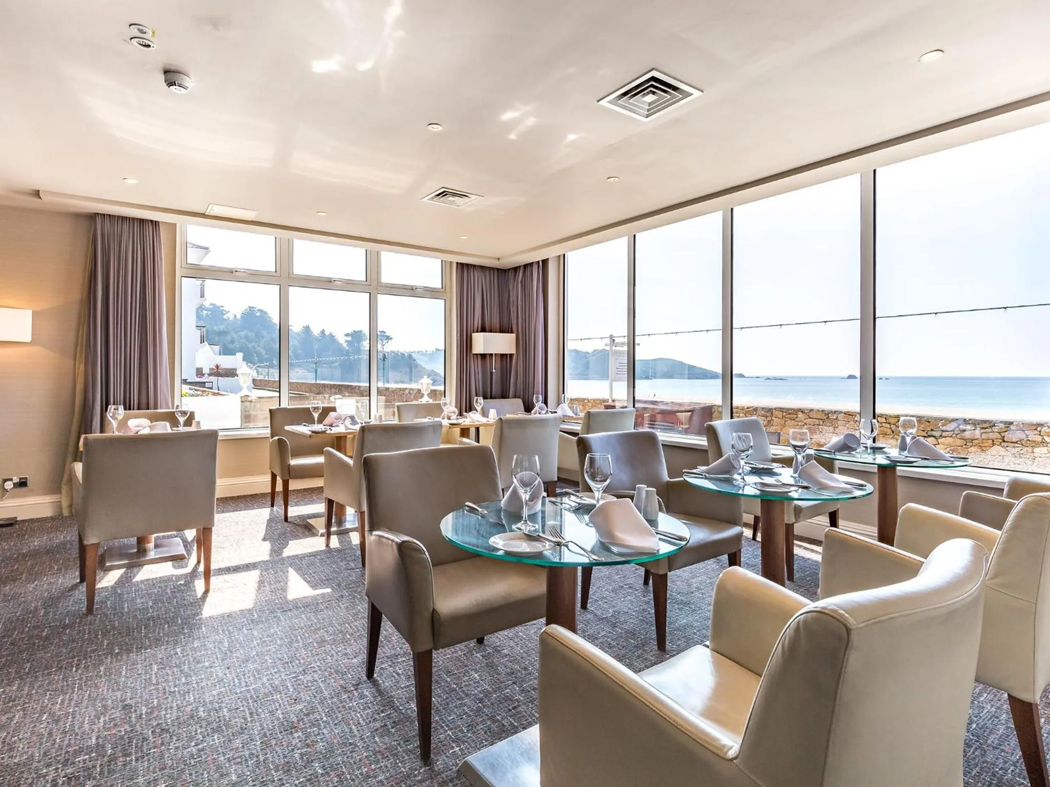 Restaurant/places to eat in L’Horizon Beach Hotel & Spa