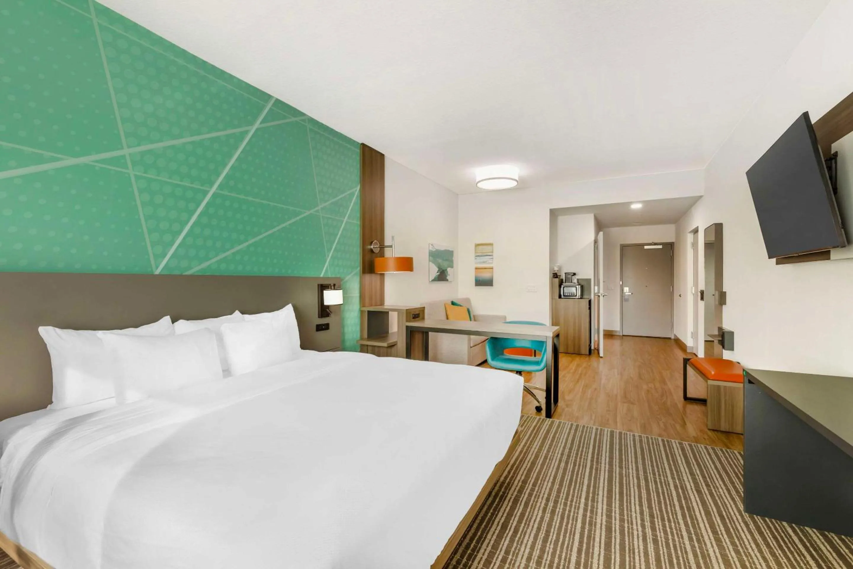 Bedroom, Bed in Comfort Suites Titusville near Kennedy Space Center