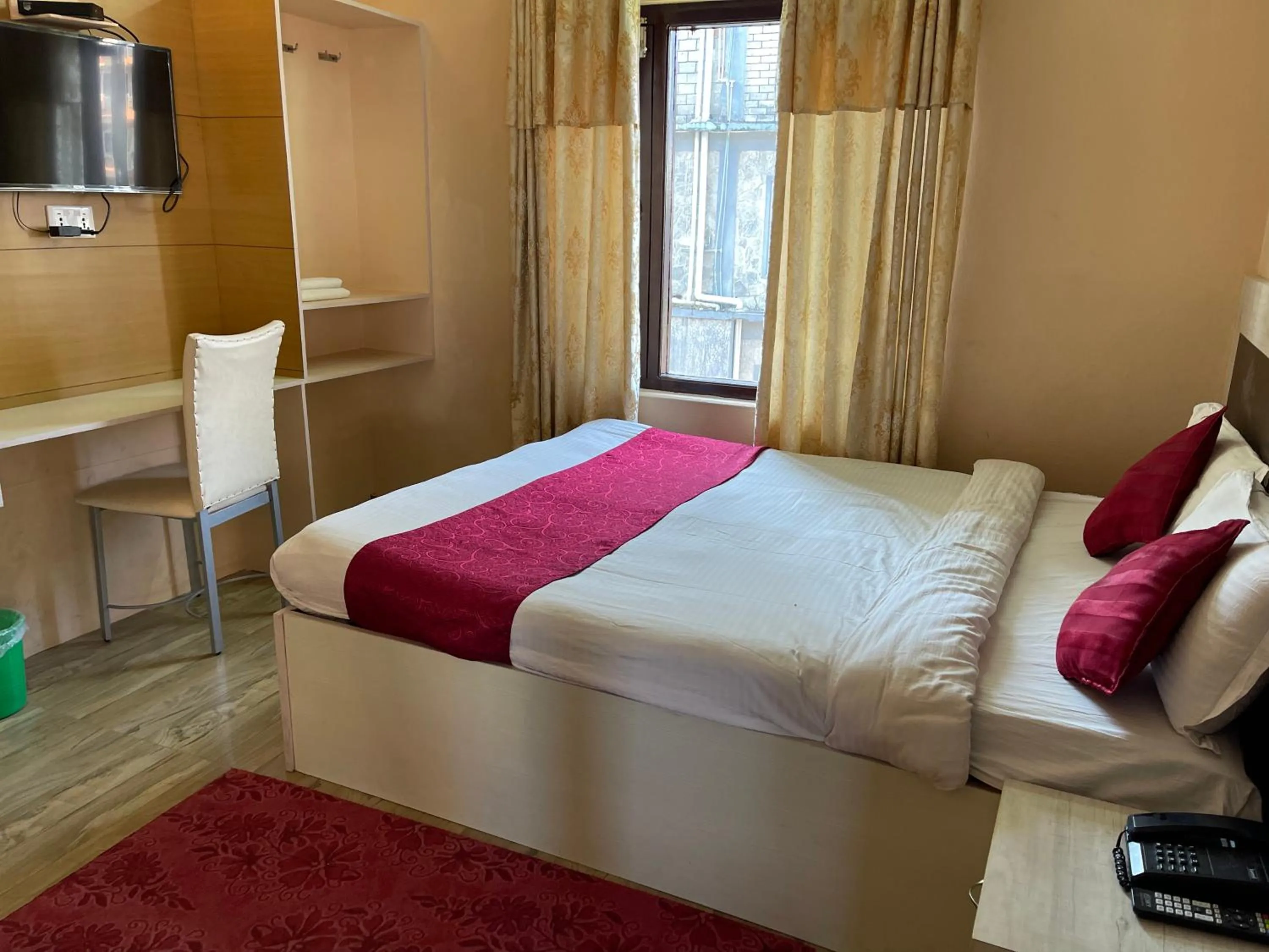 TV and multimedia, Bed in Hotel Royal Image