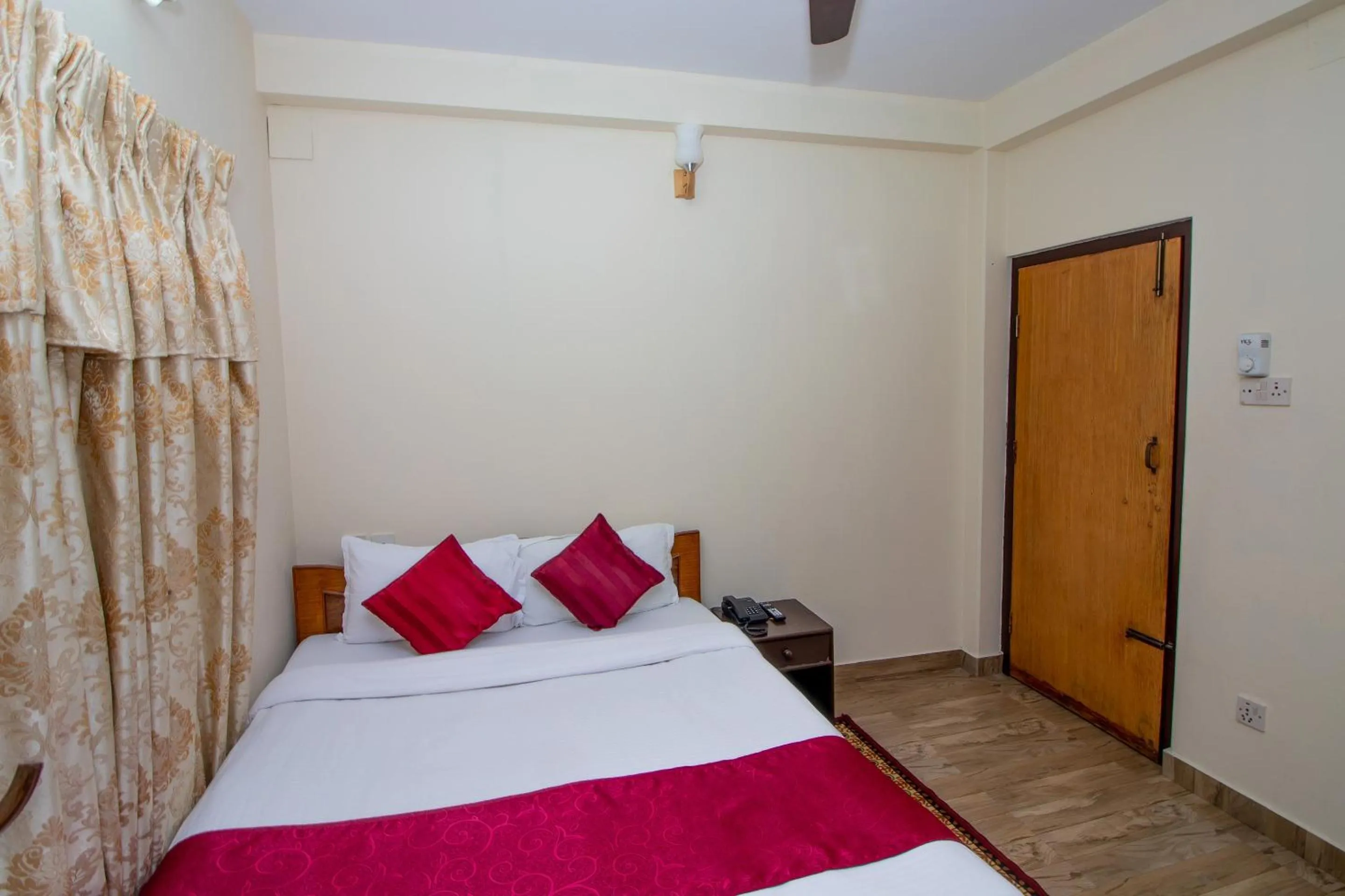 Bedroom, Bed in Hotel Royal Image