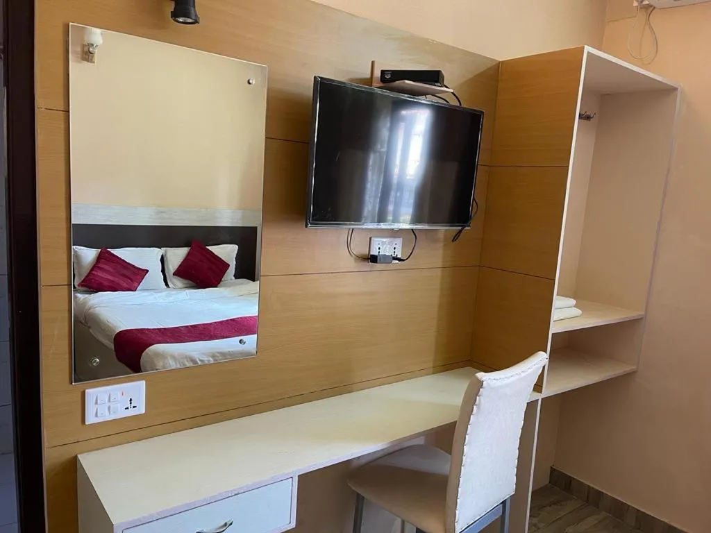 TV and multimedia, Bed in Hotel Royal Image