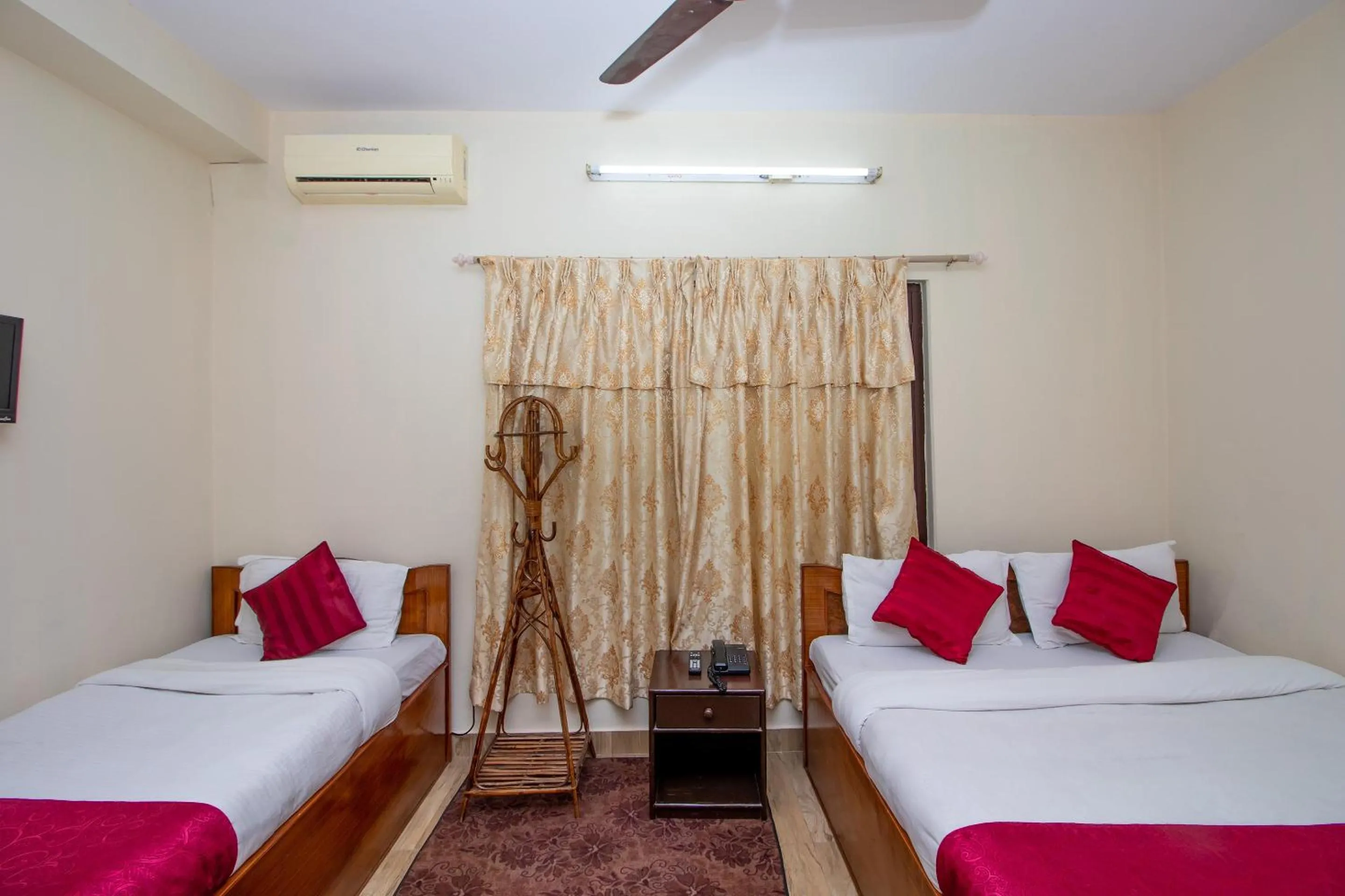 Bedroom, Bed in Hotel Royal Image