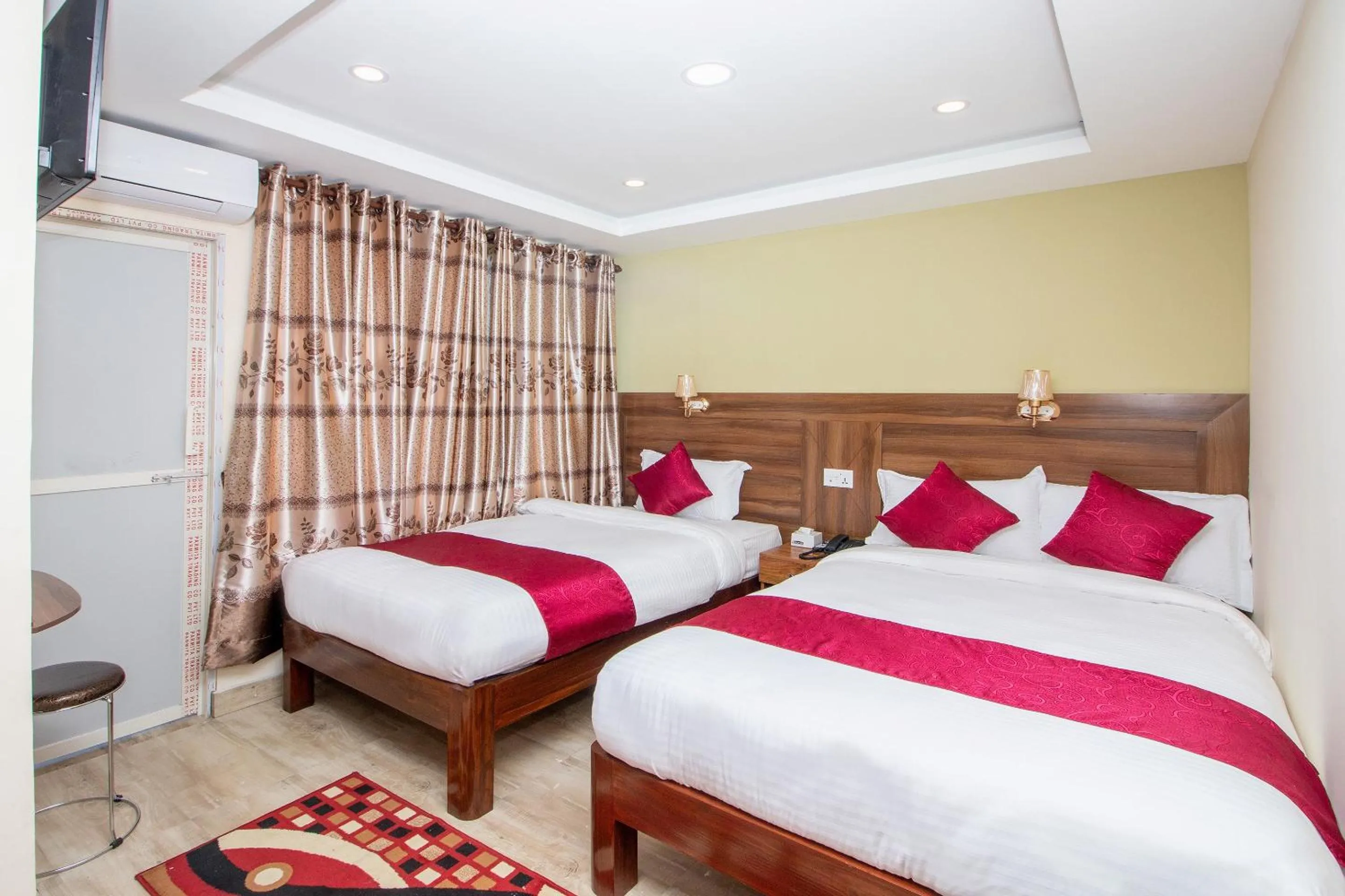 Bedroom, Bed in Hotel Royal Image