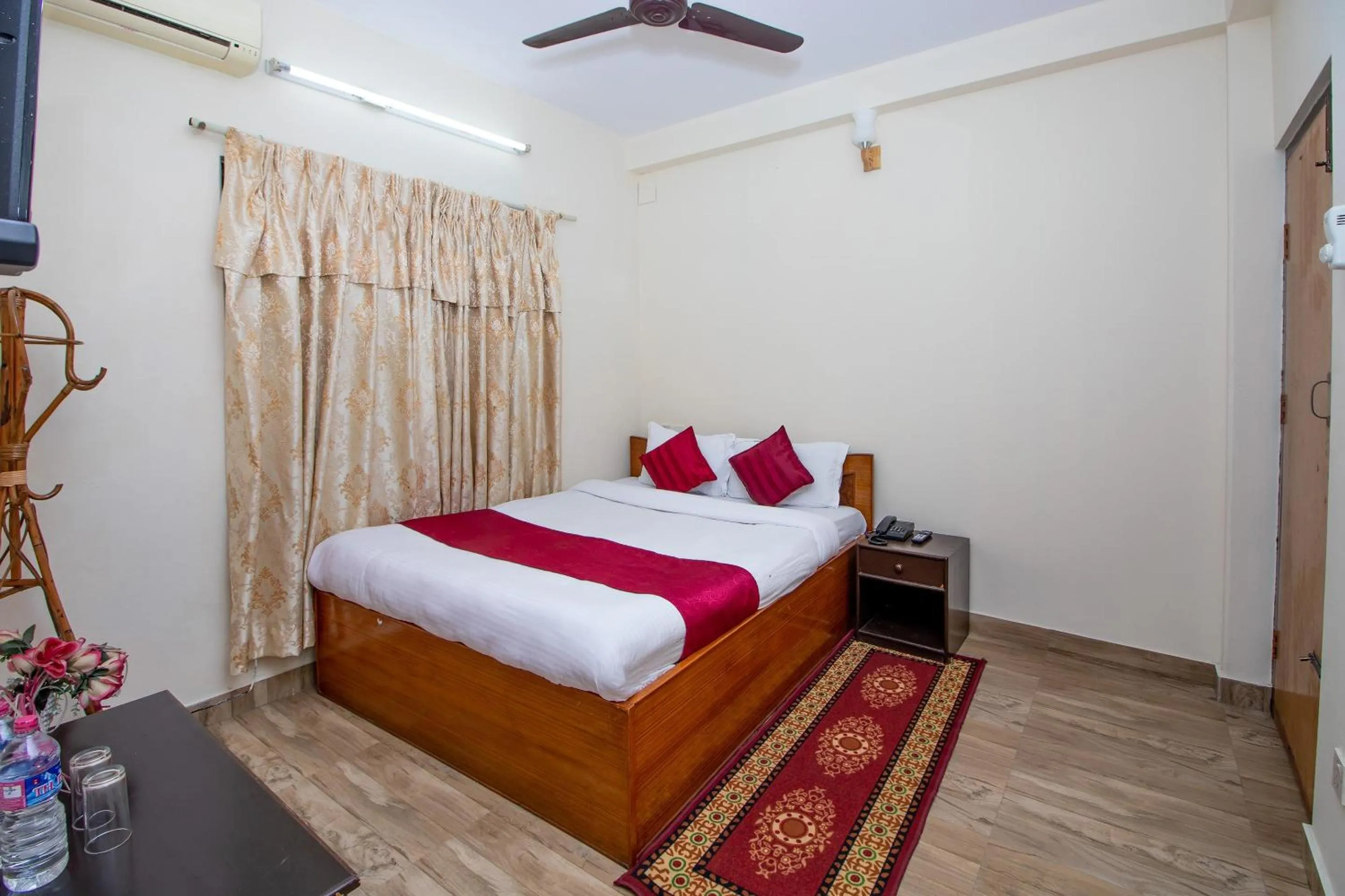 Bedroom, Bed in Hotel Royal Image