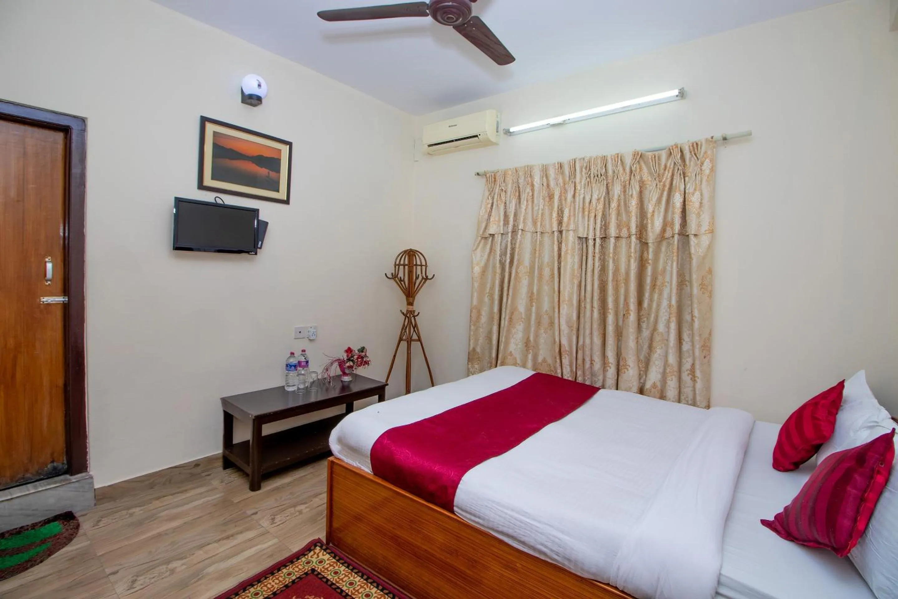 Bedroom, Bed in Hotel Royal Image