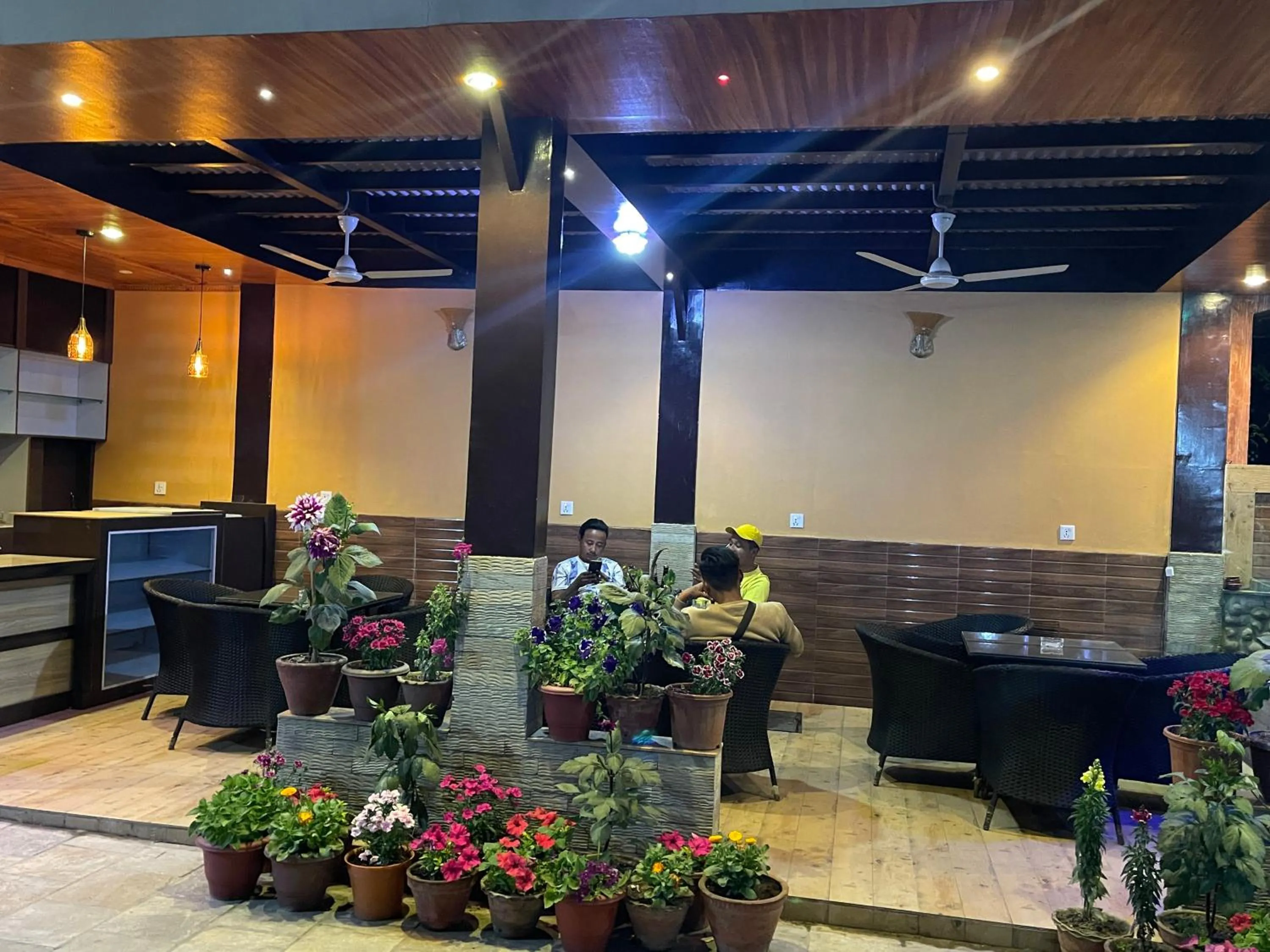 Restaurant/places to eat in Hotel Royal Image