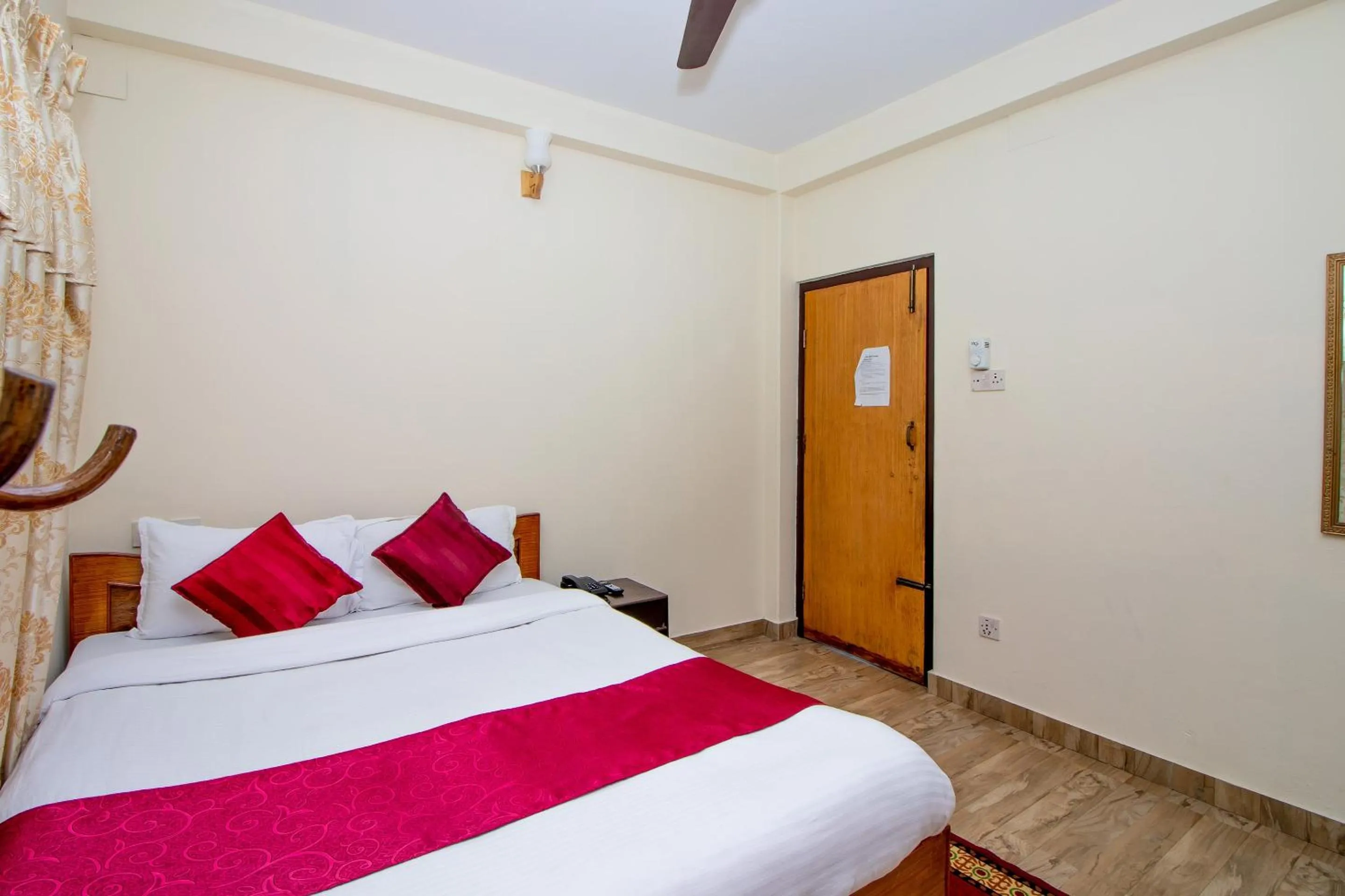Bedroom, Bed in Hotel Royal Image