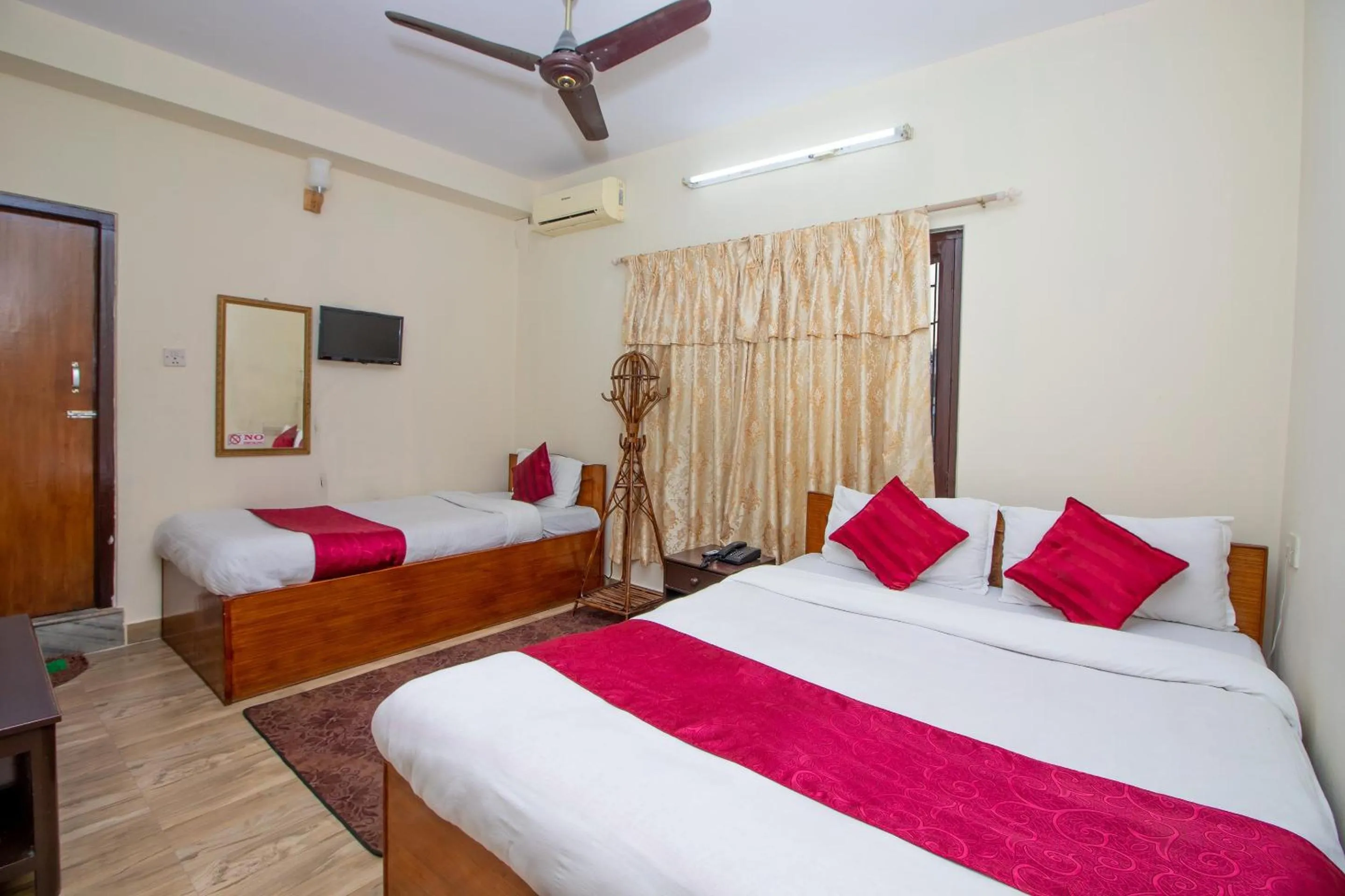 Bedroom, Bed in Hotel Royal Image