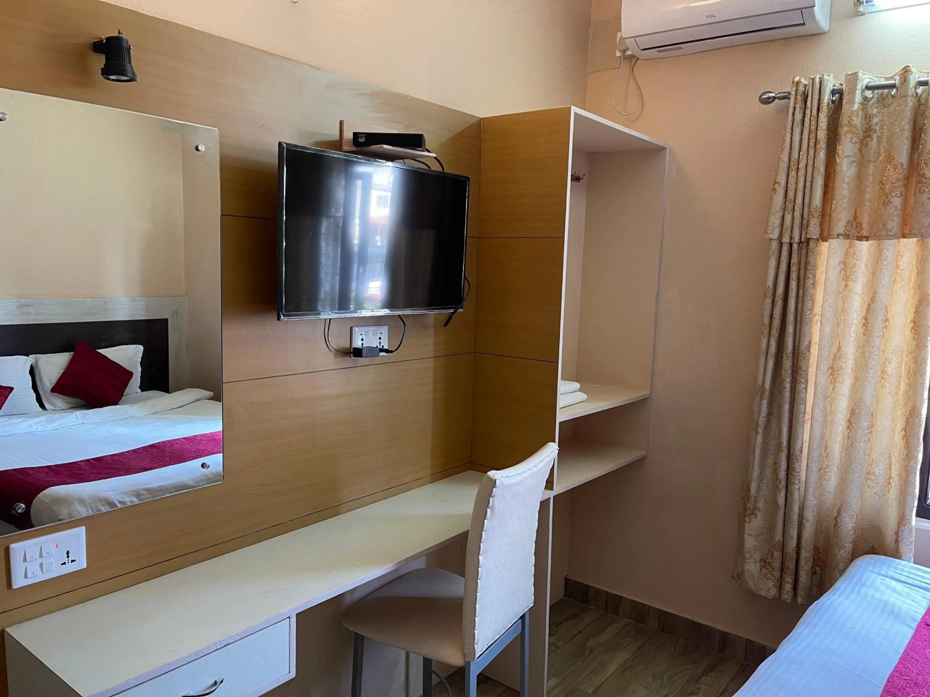 Bedroom, Bed in Hotel Royal Image