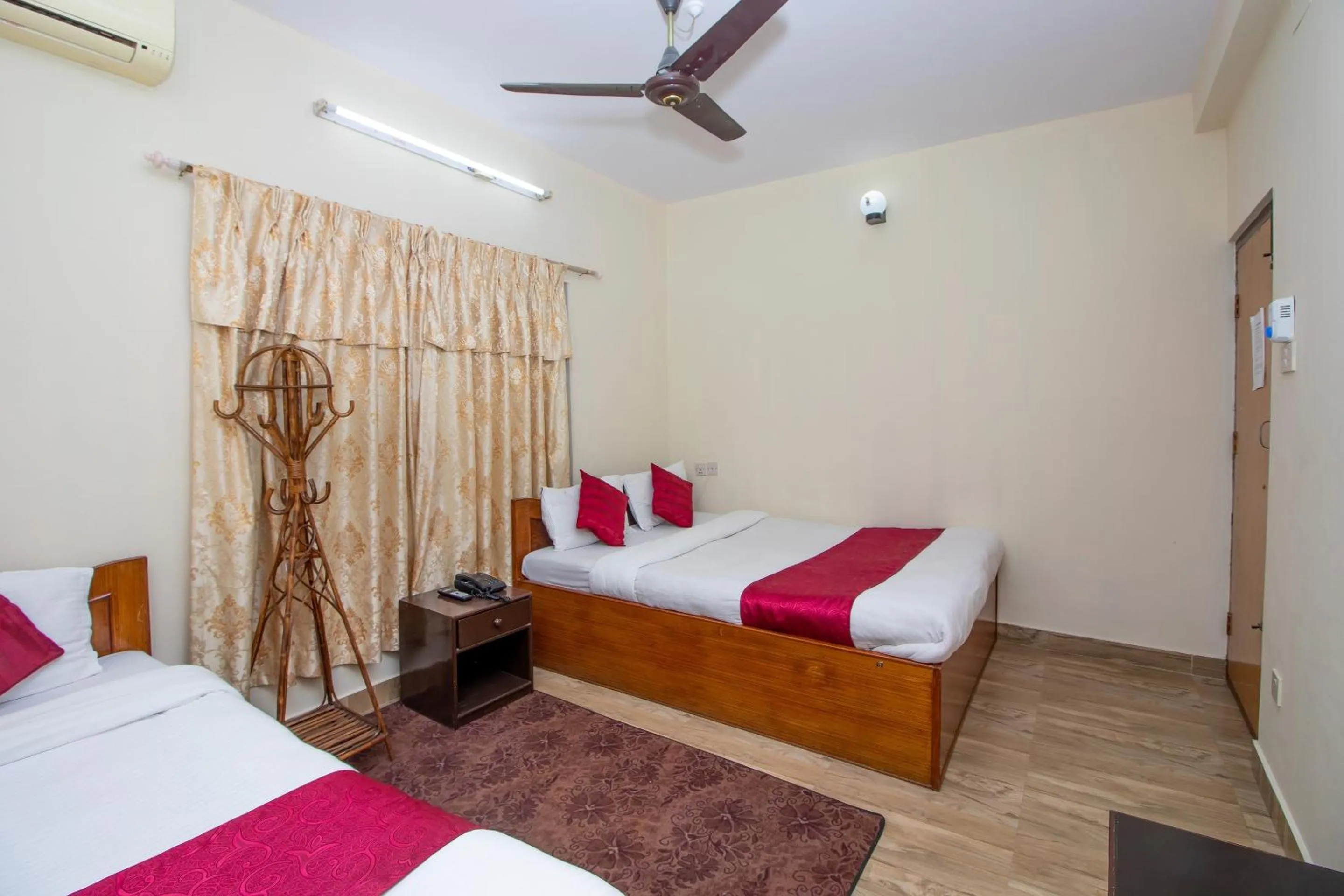 Bedroom, Bed in Hotel Royal Image