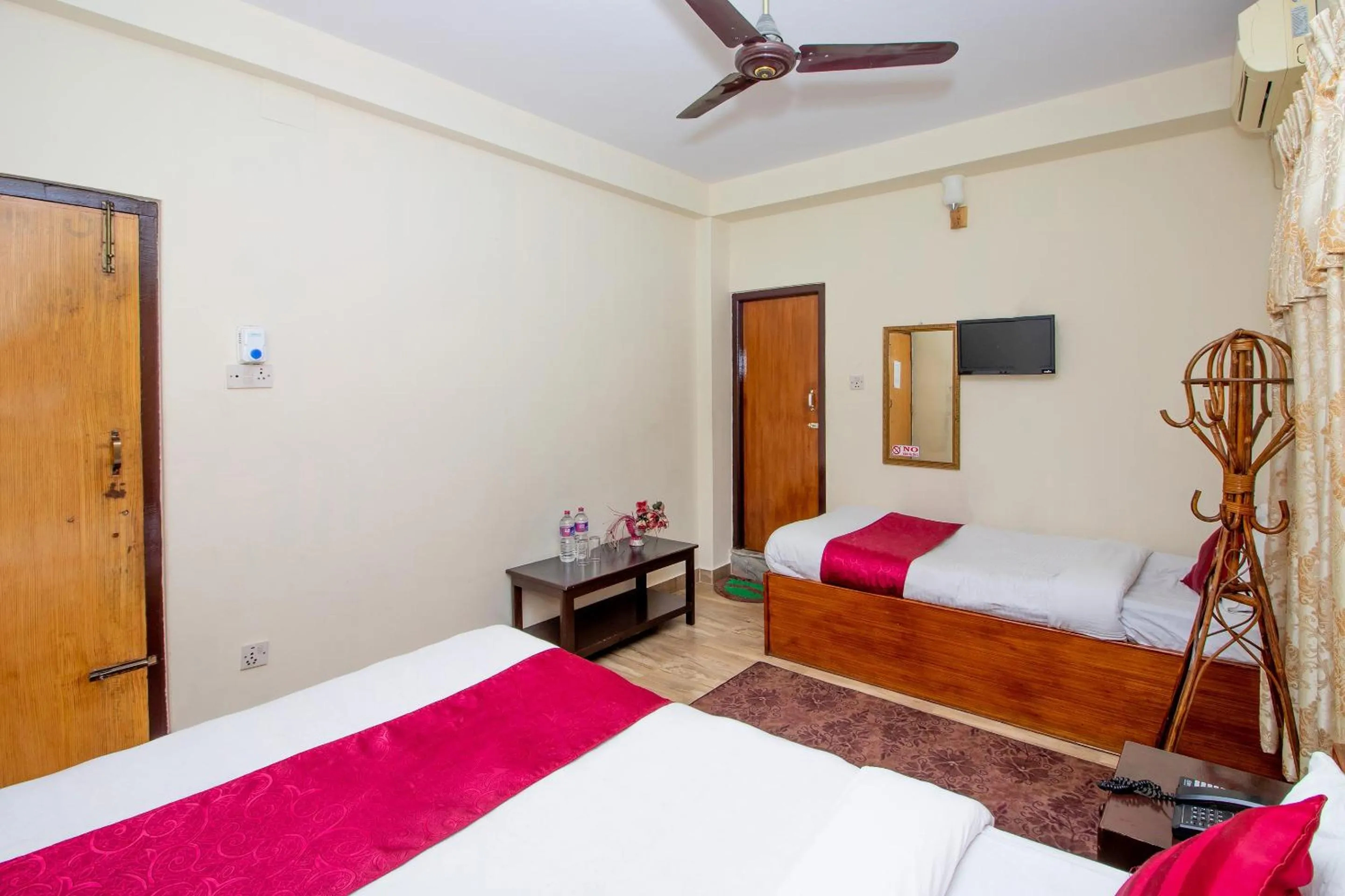 Bedroom, Bed in Hotel Royal Image