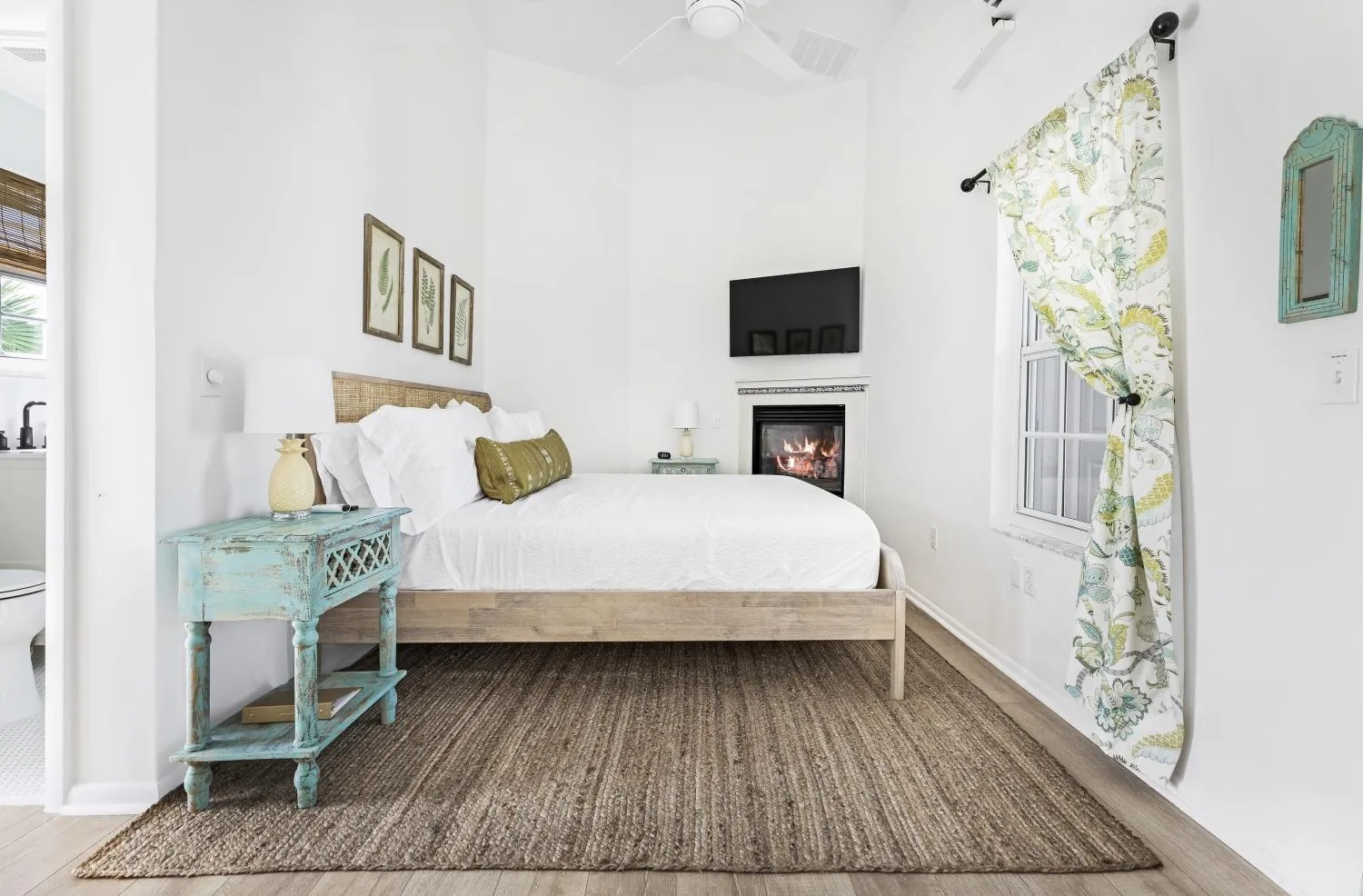 Bed in Island Cottage Inn