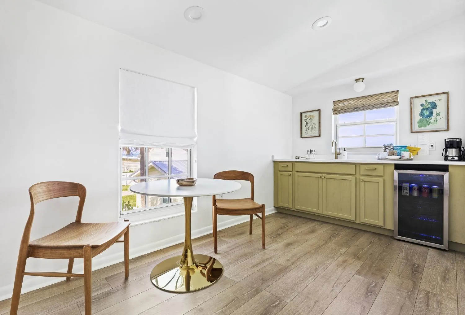 Dining area in Island Cottage Inn