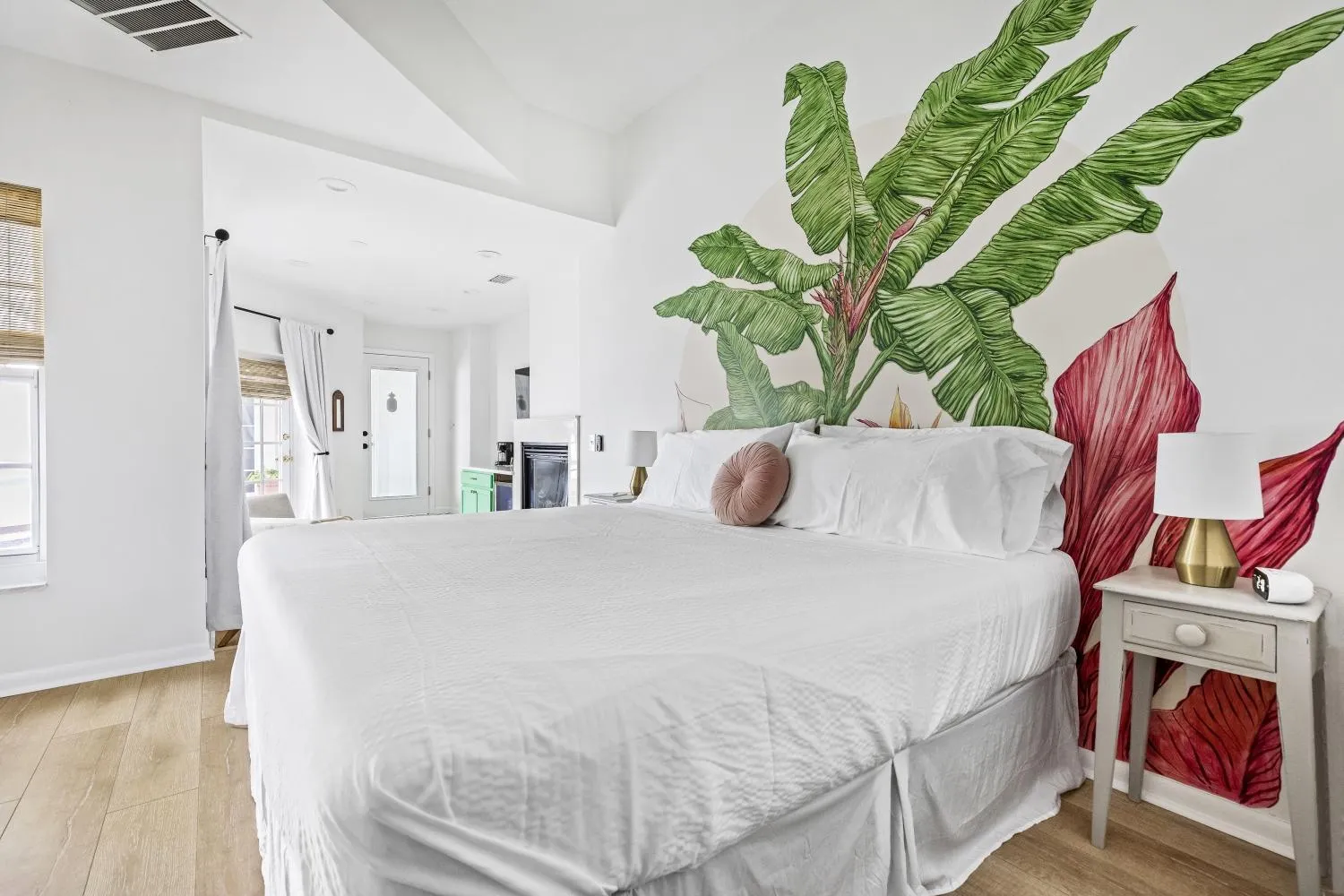 Bed in Island Cottage Inn