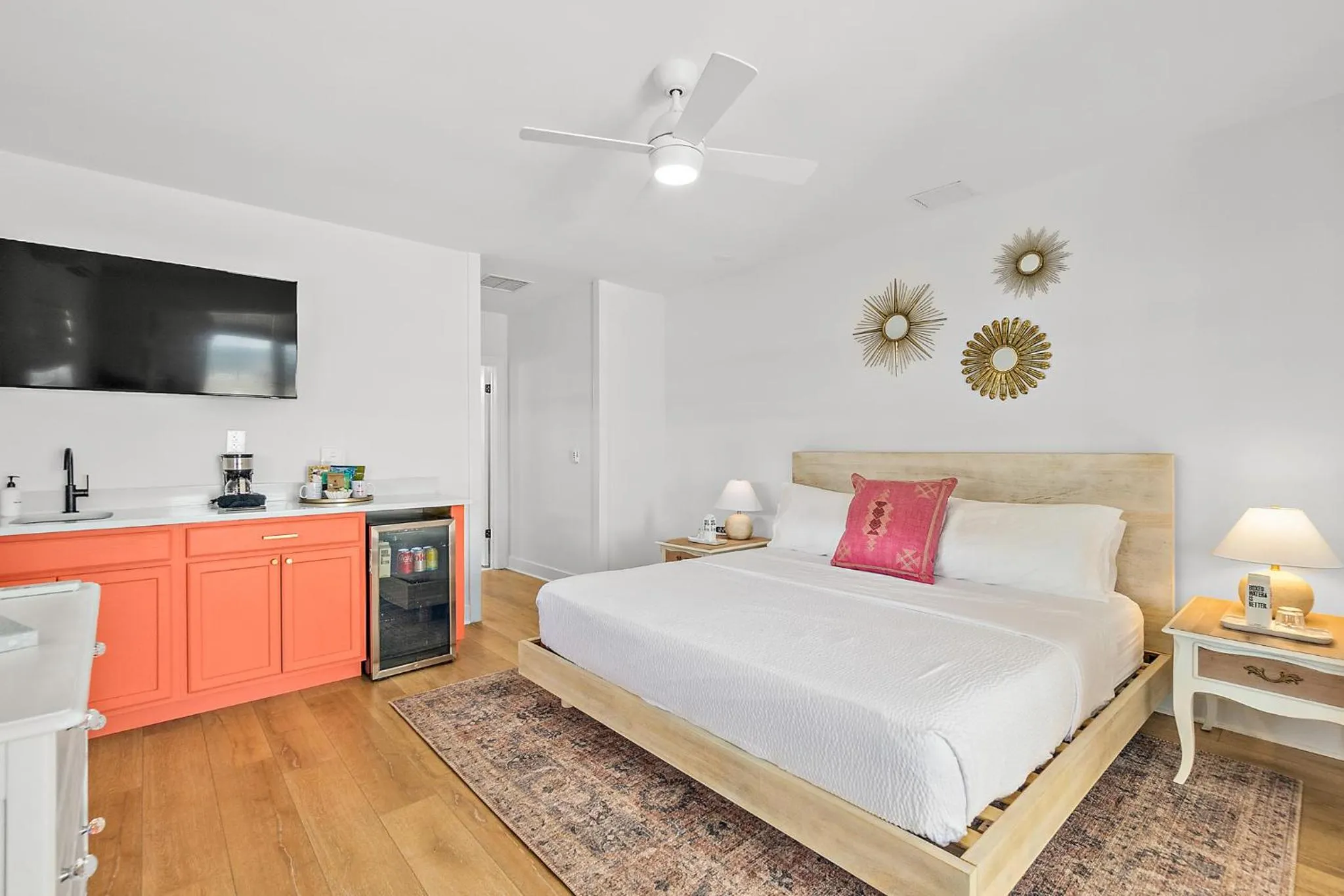 Bed in Island Cottage Inn