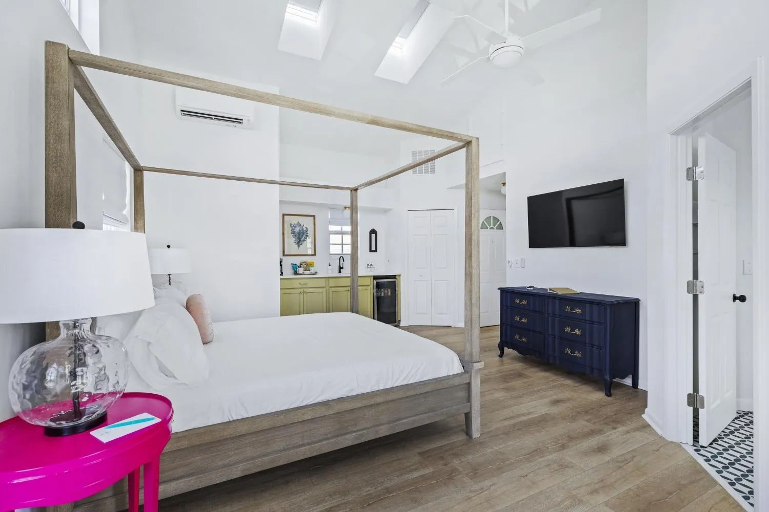 Photo of the whole room, Bed in Island Cottage Inn