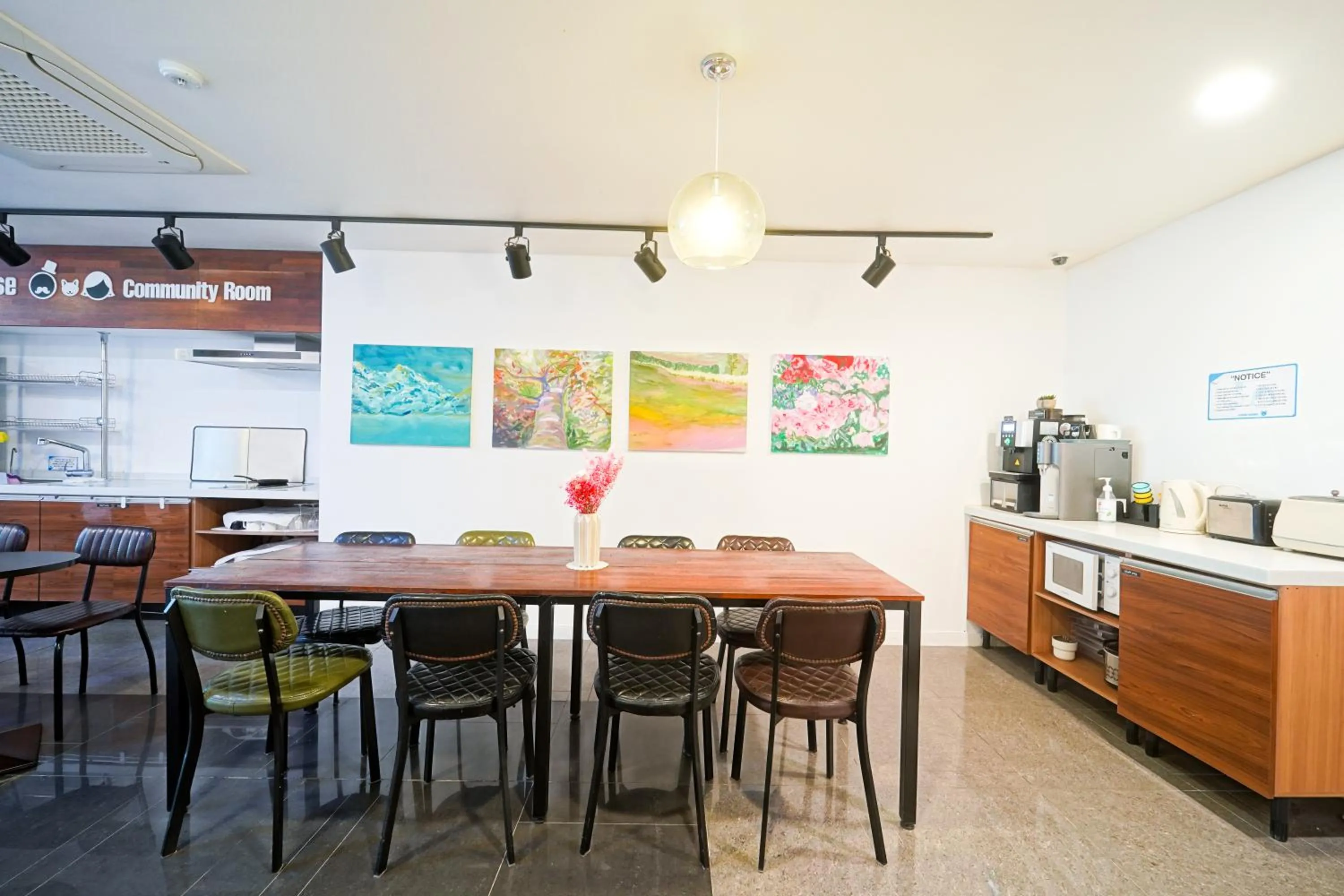 Seating area in Ekonomy Haeundae Hostel