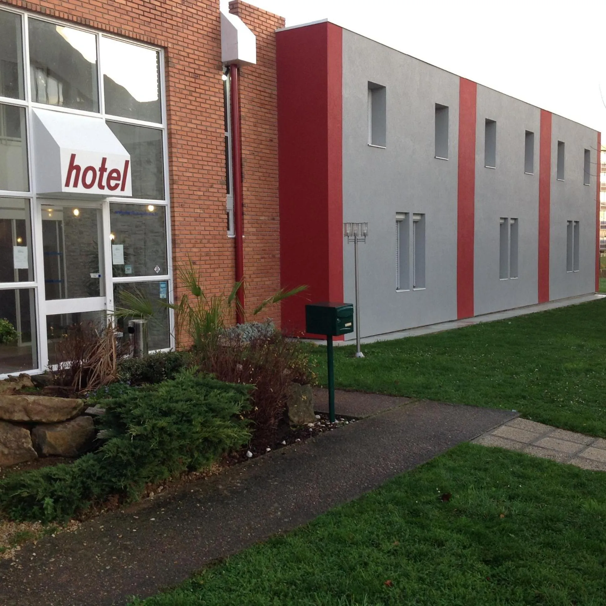 Property building in Hotel Les Beaux Soleils