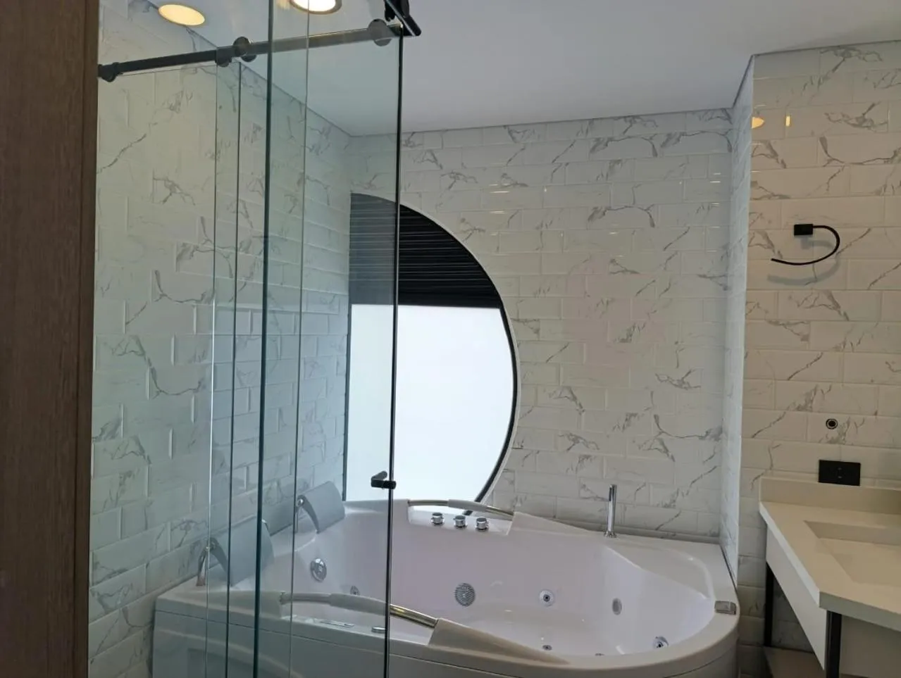 Hot Tub in Hotel Living 35 Suites by Growing Group