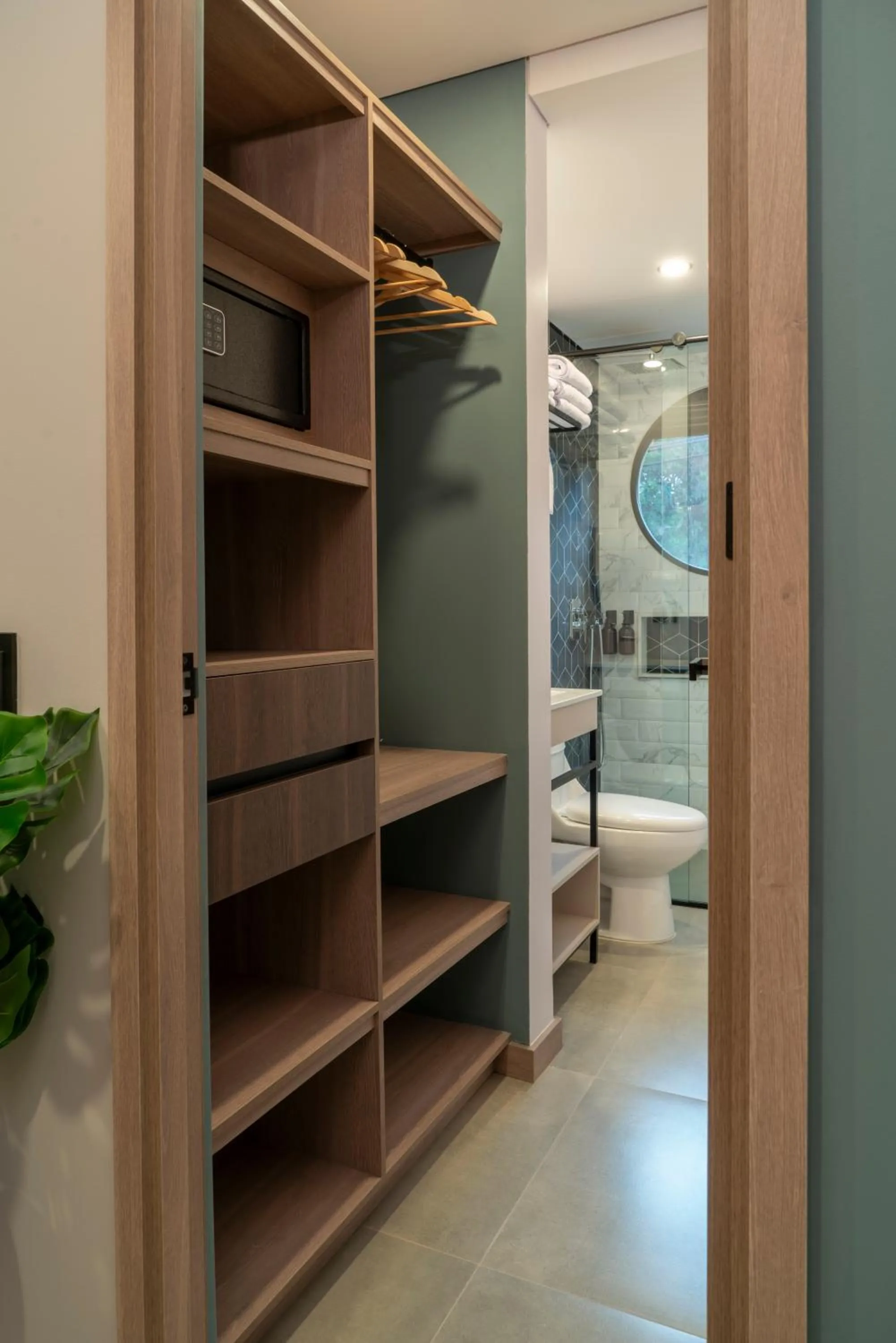 Shower, Bed in Hotel Living 35 Suites by Growing Group