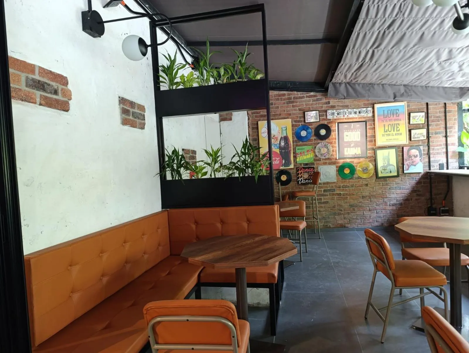 Restaurant/places to eat in Hotel Living 35 Suites by Growing Group