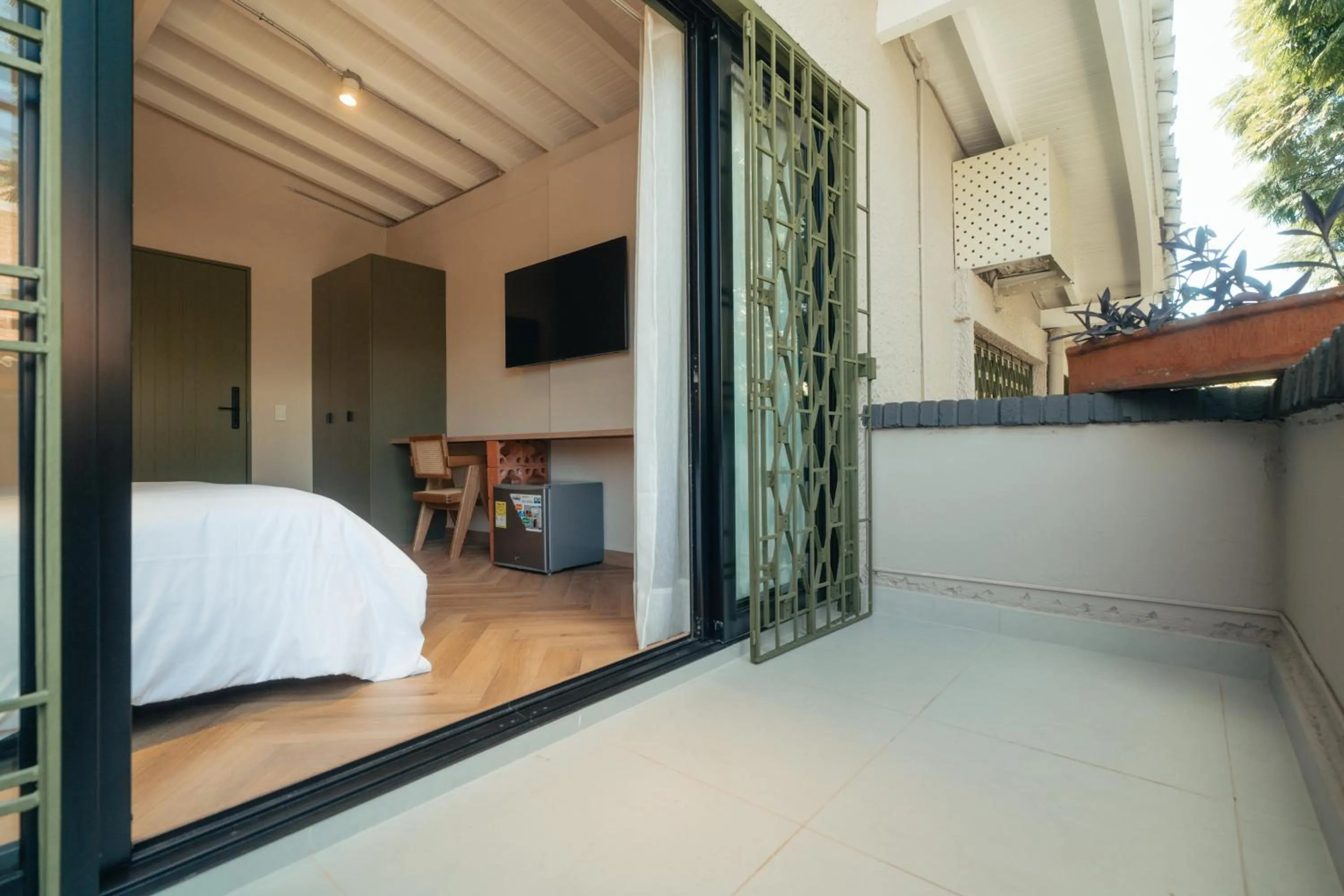 Deluxe Double Room with Balcony in Hotel Boutique Roomzz Laureles