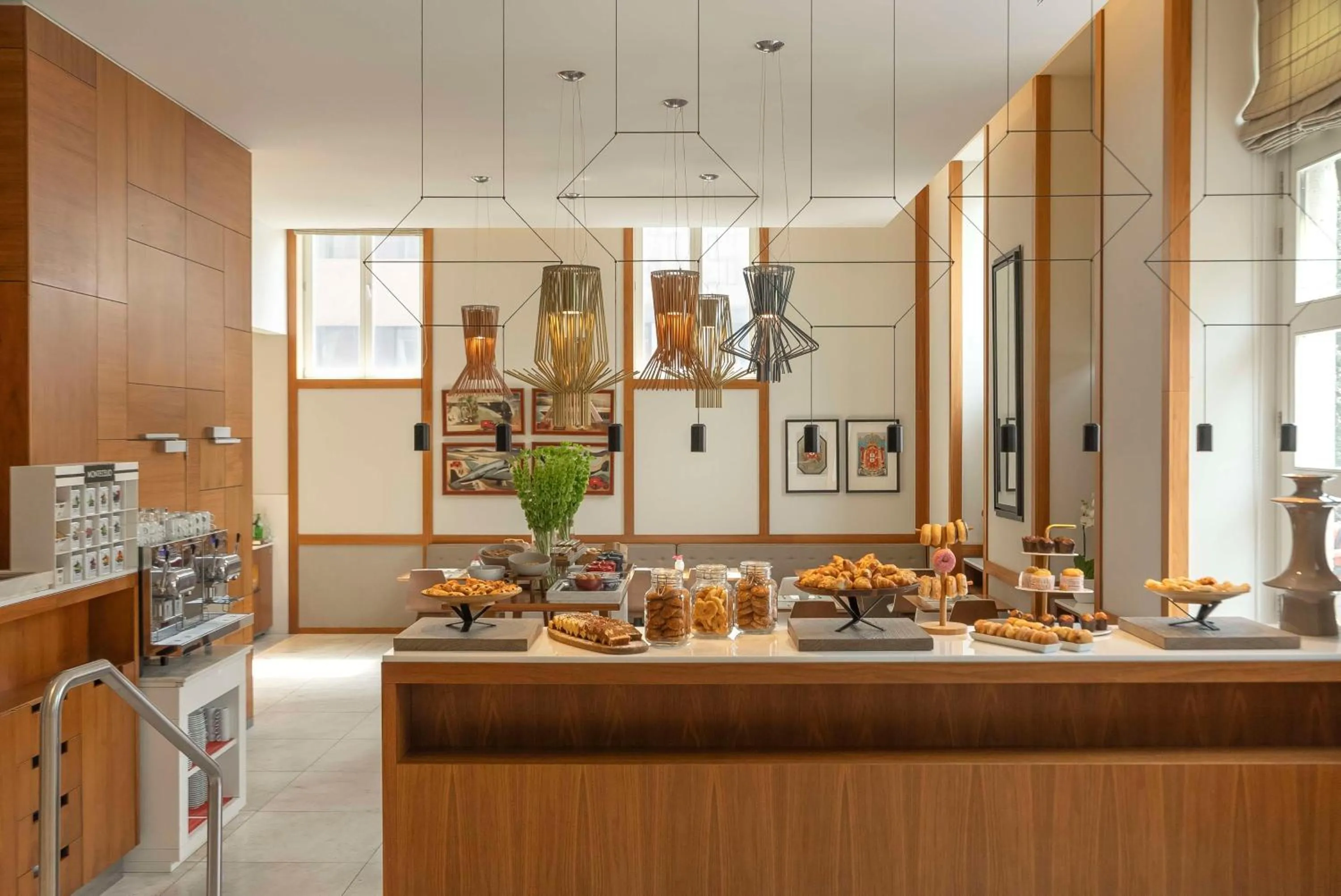 Restaurant/places to eat in NH Collection Porto Batalha