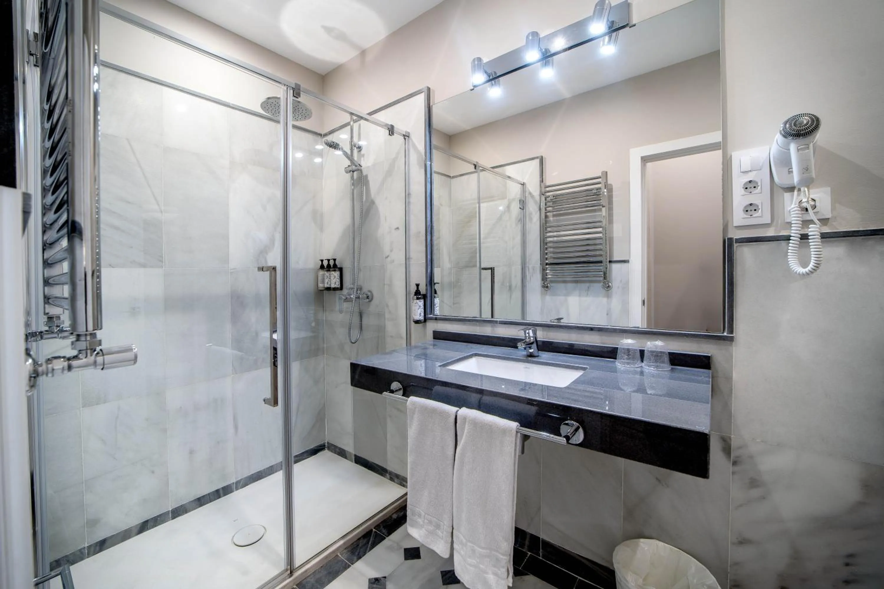 Shower in Hotel Simon