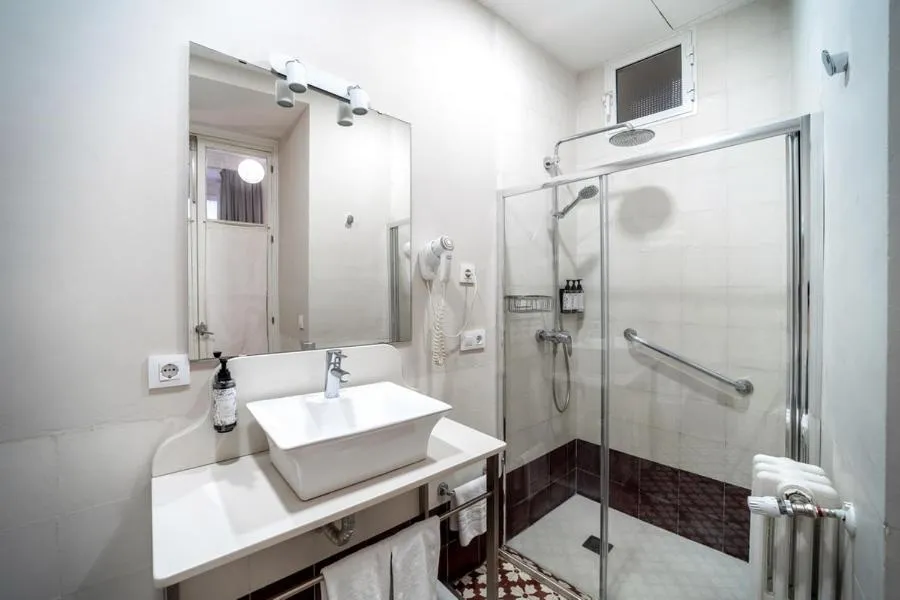 Shower in Hotel Simon