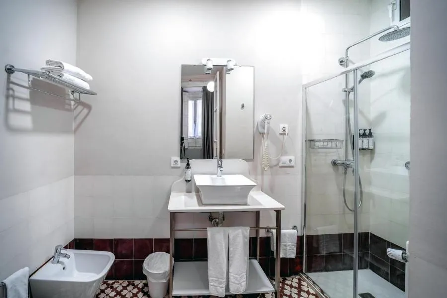 Shower in Hotel Simon