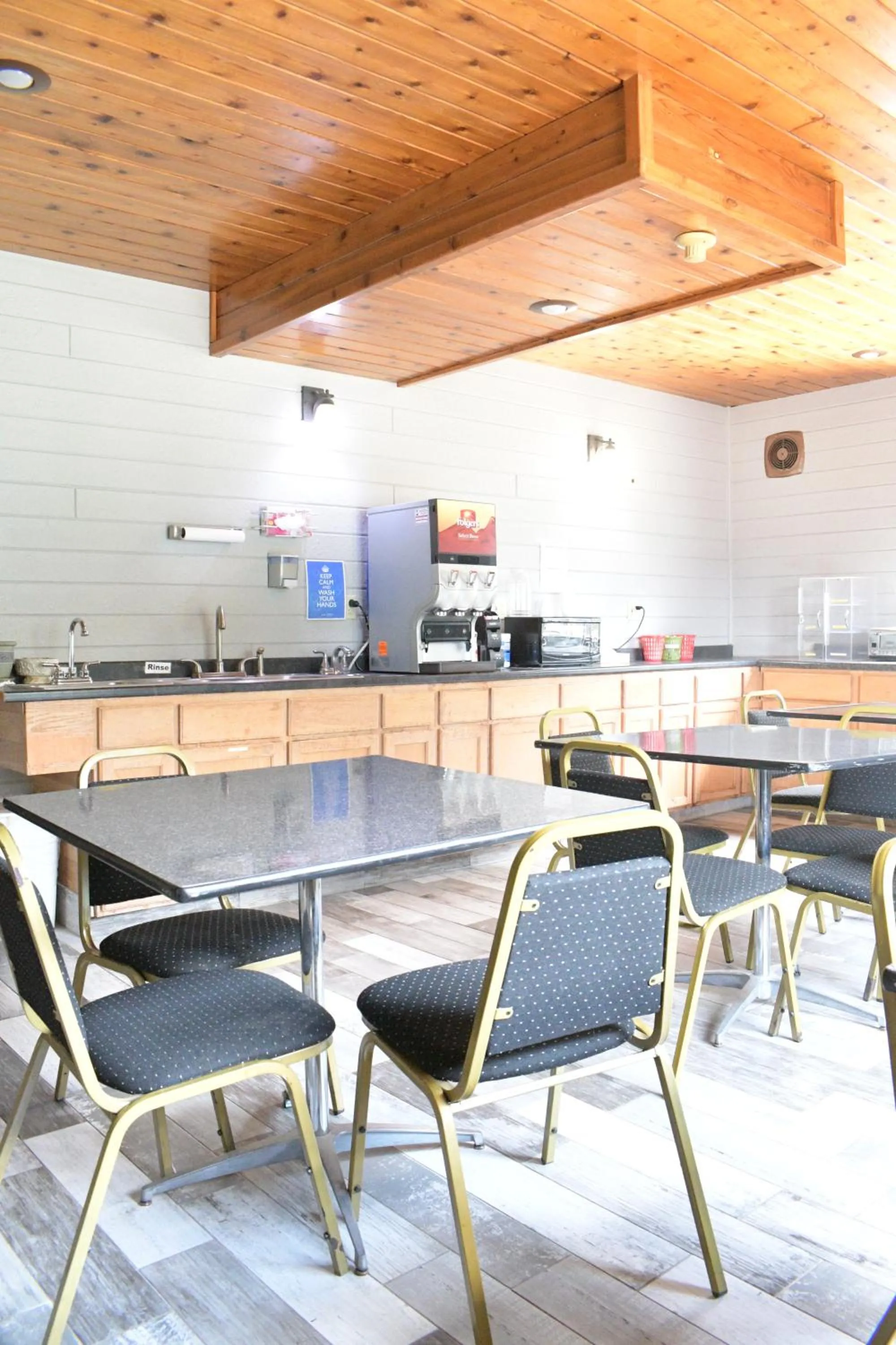 Breakfast in Adams Inn and Suites