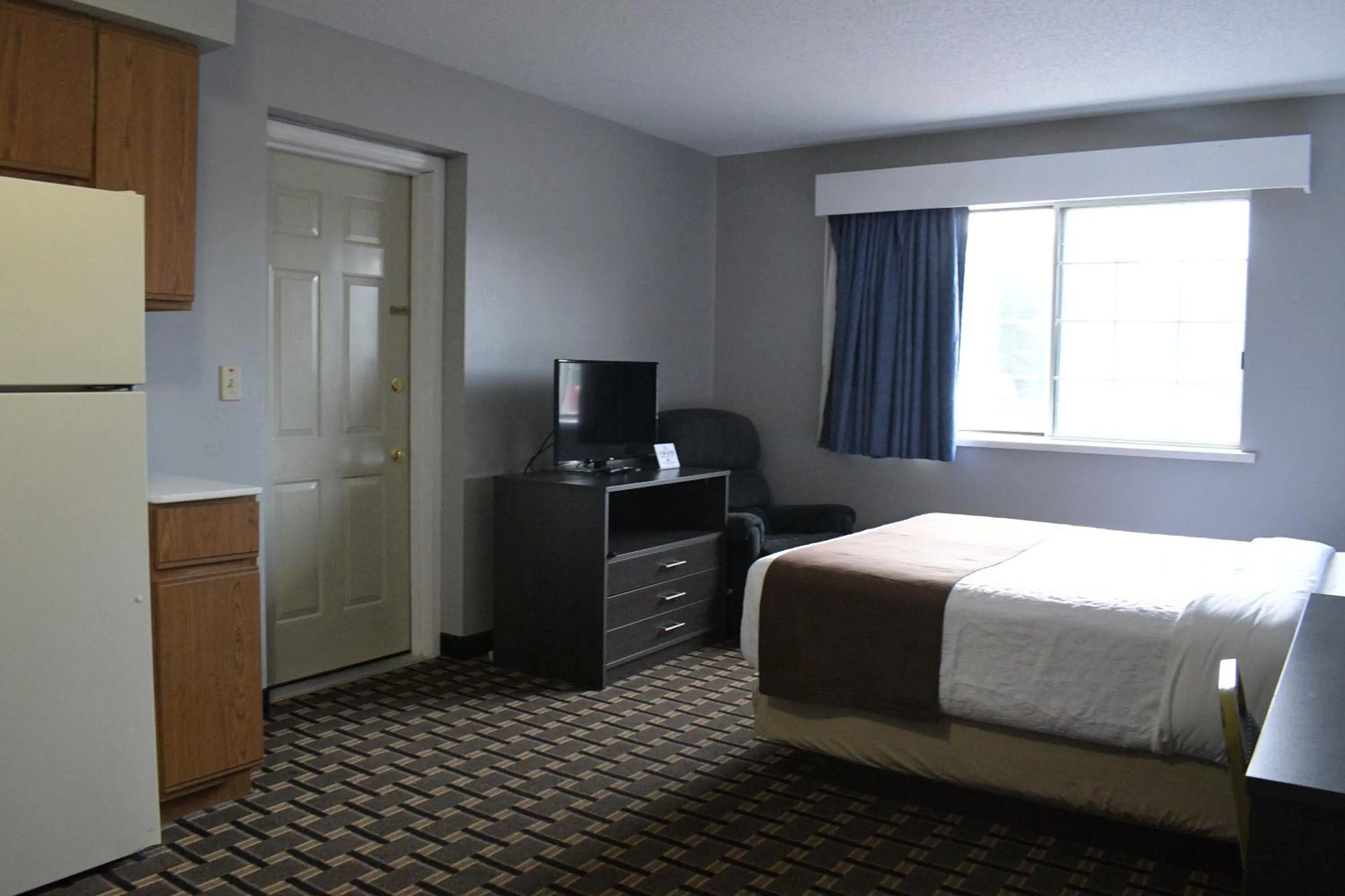 Bed in Adams Inn and Suites