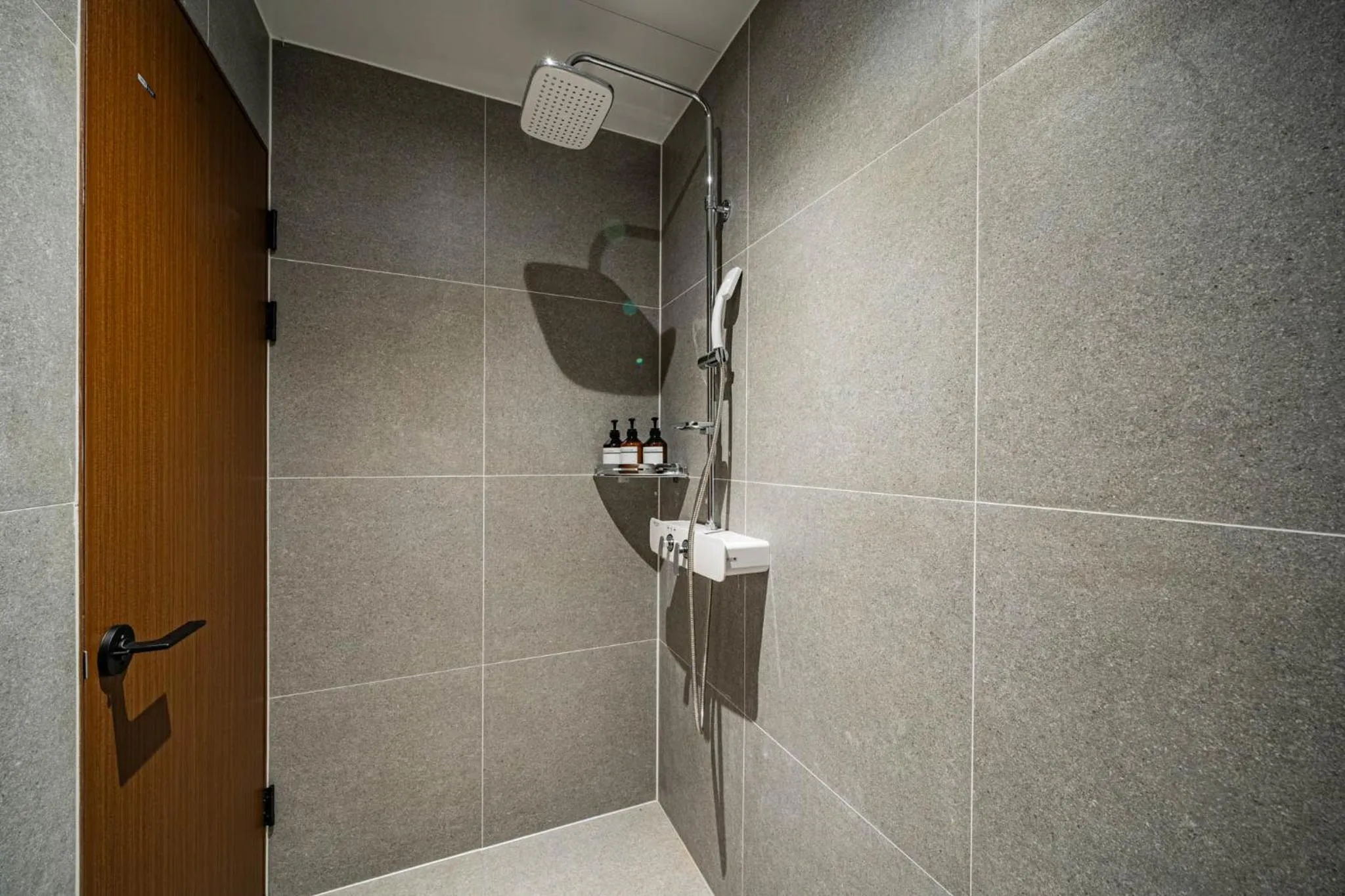 Shower in Mokpo Brown Dot Hotel Namak