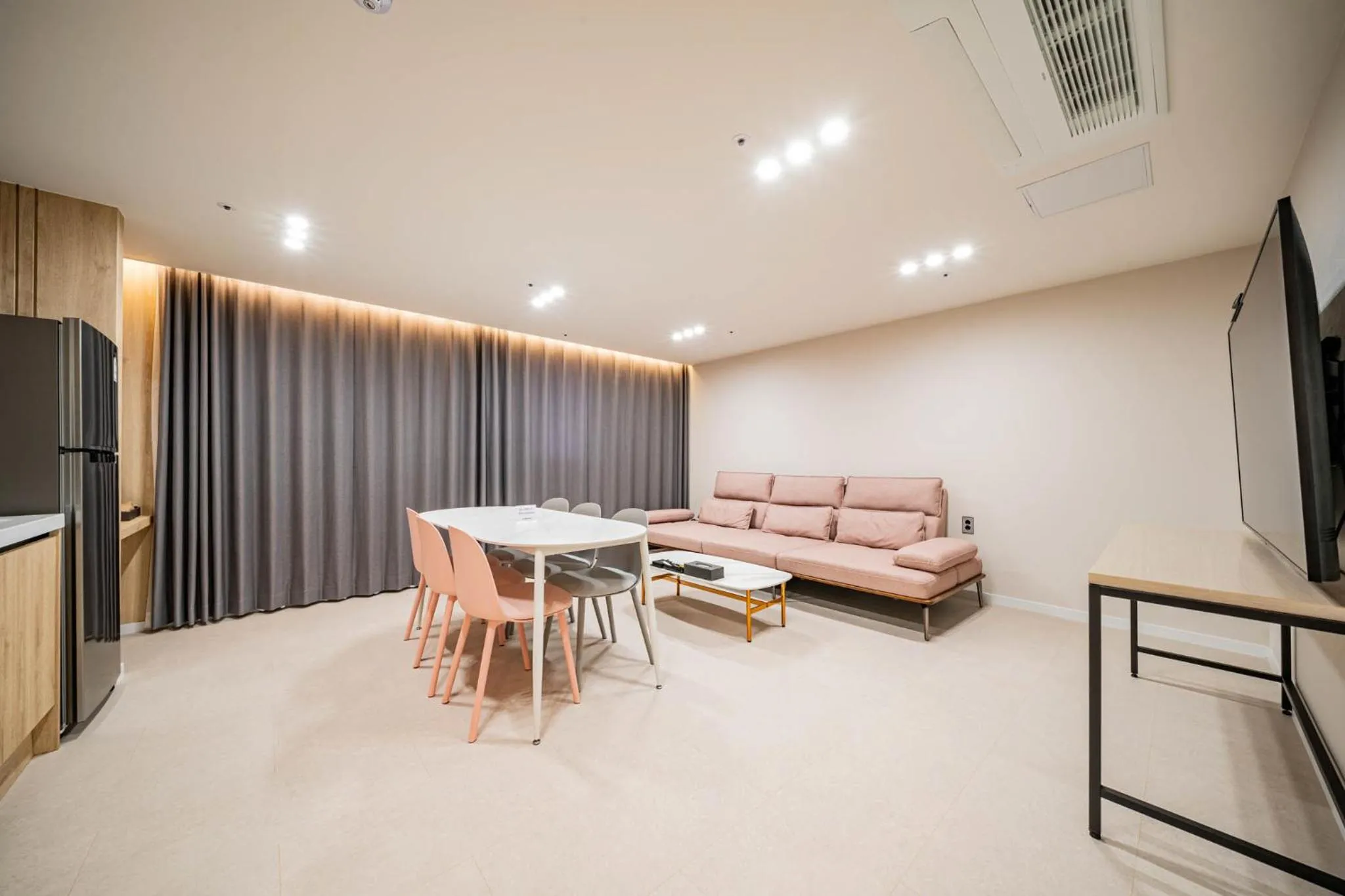 TV and multimedia in Mokpo Brown Dot Hotel Namak