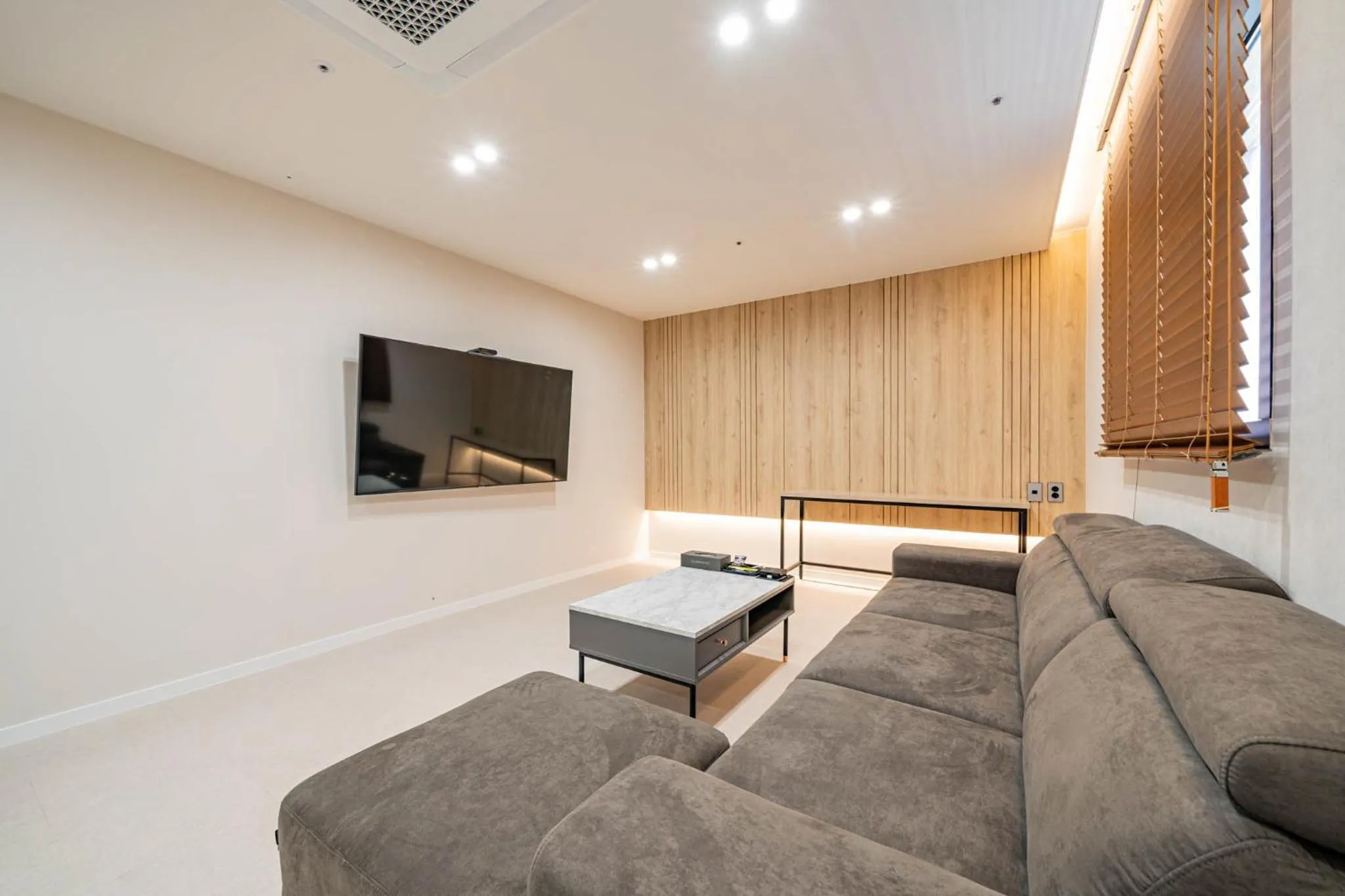 TV and multimedia in Mokpo Brown Dot Hotel Namak