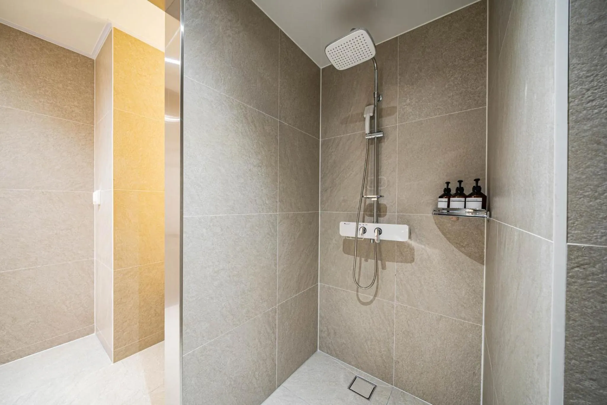 Shower in Mokpo Brown Dot Hotel Namak
