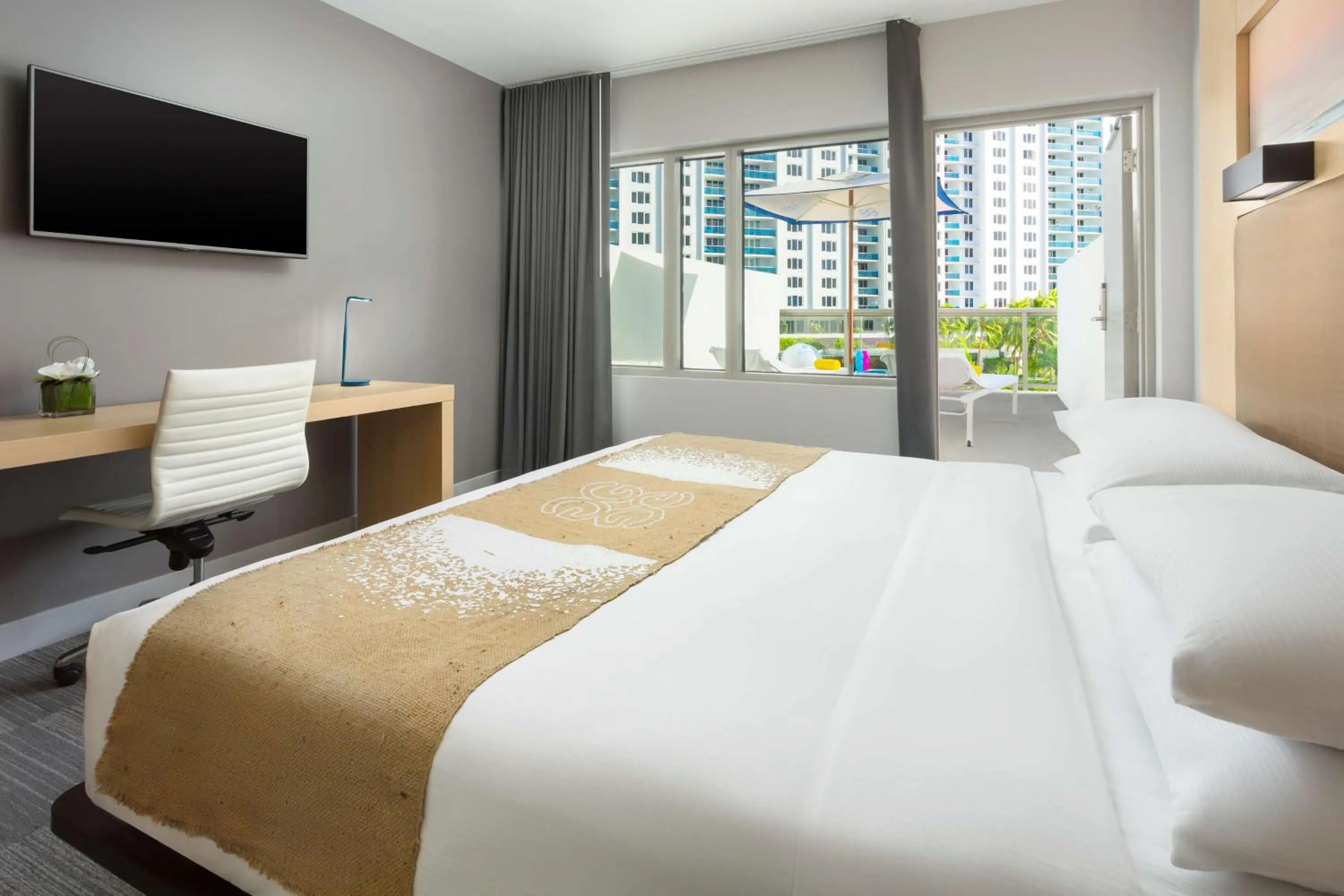 Bed in The Gates Hotel South Beach