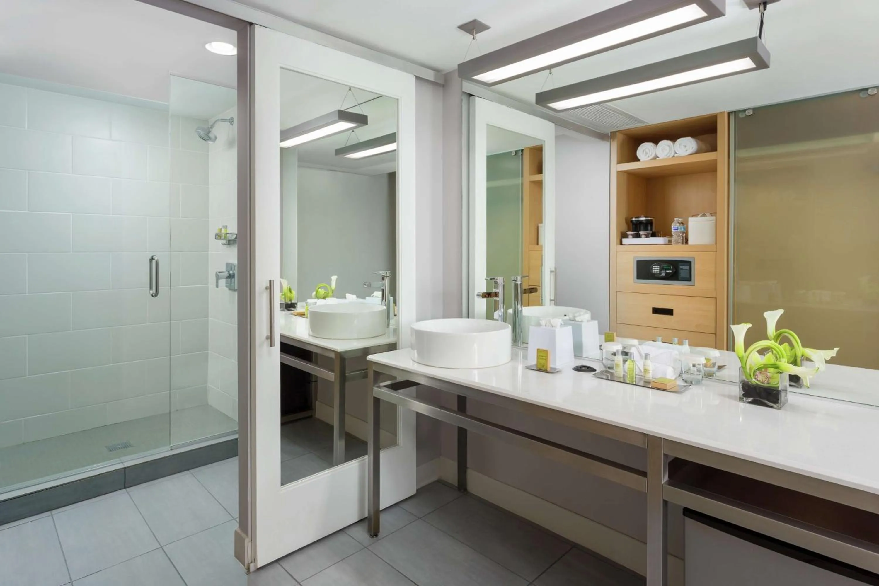 Bathroom in The Gates Hotel South Beach