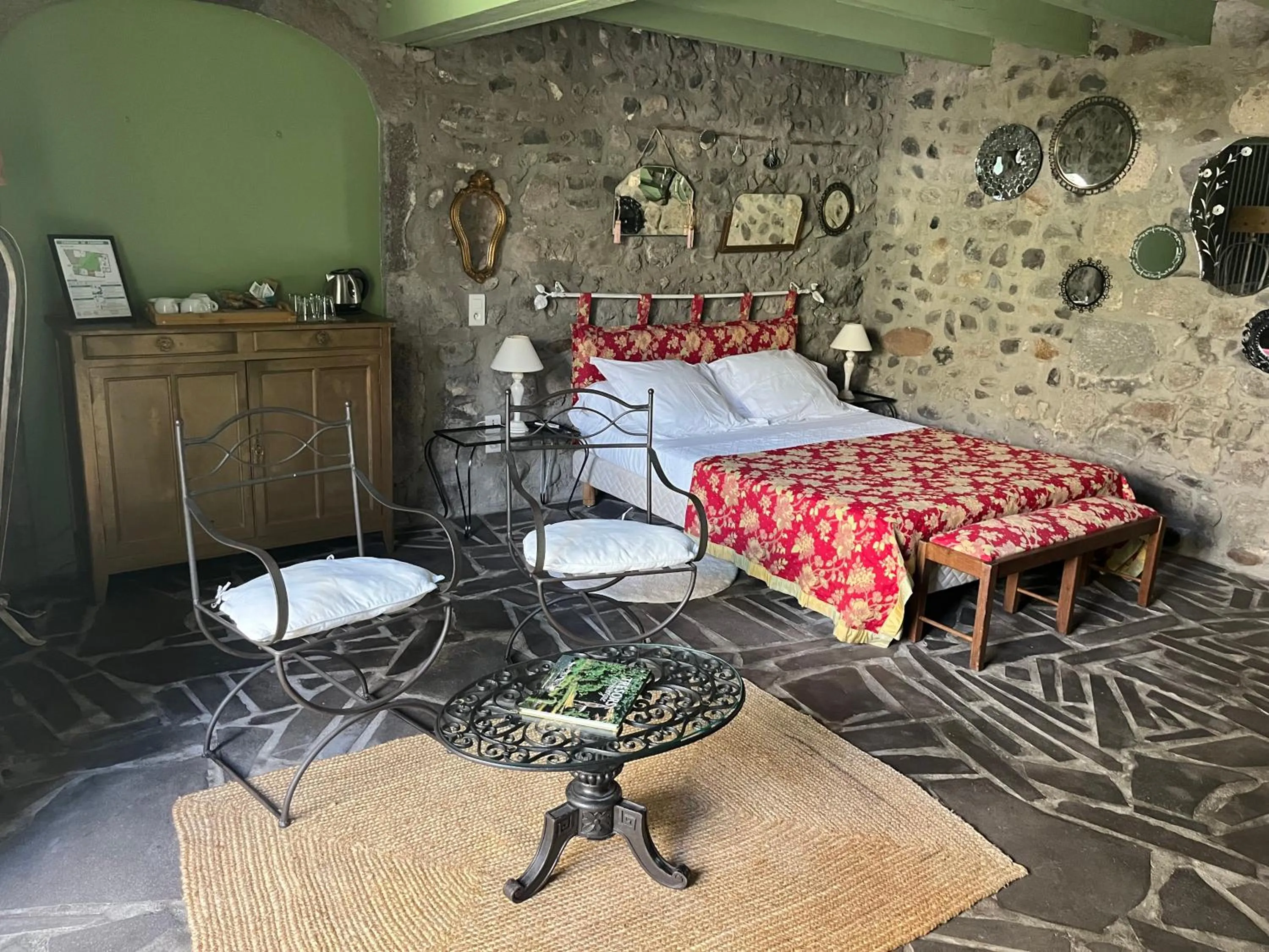 Photo of the whole room, Bed in la Cour Carrée